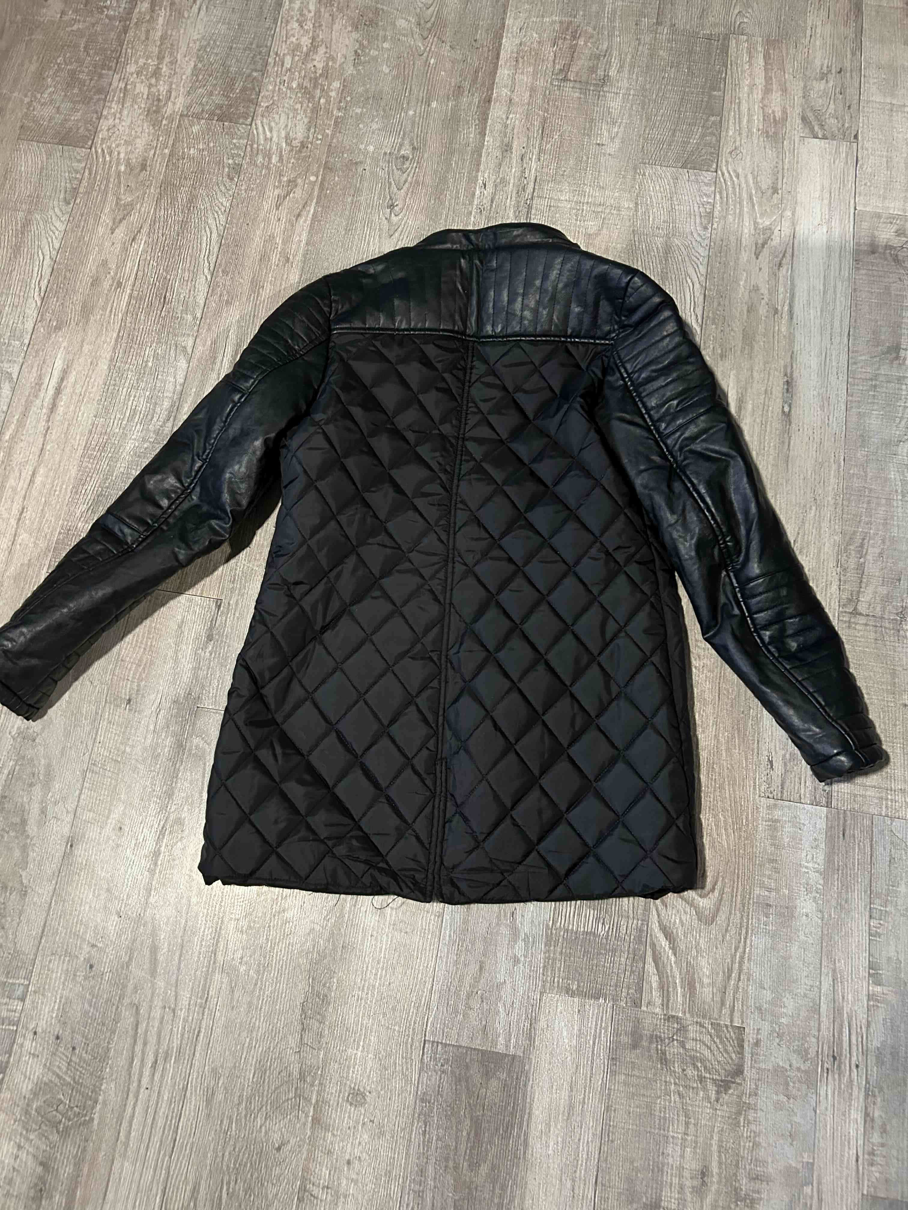 Abrigo negro con capucha de pelo - miniatura 2