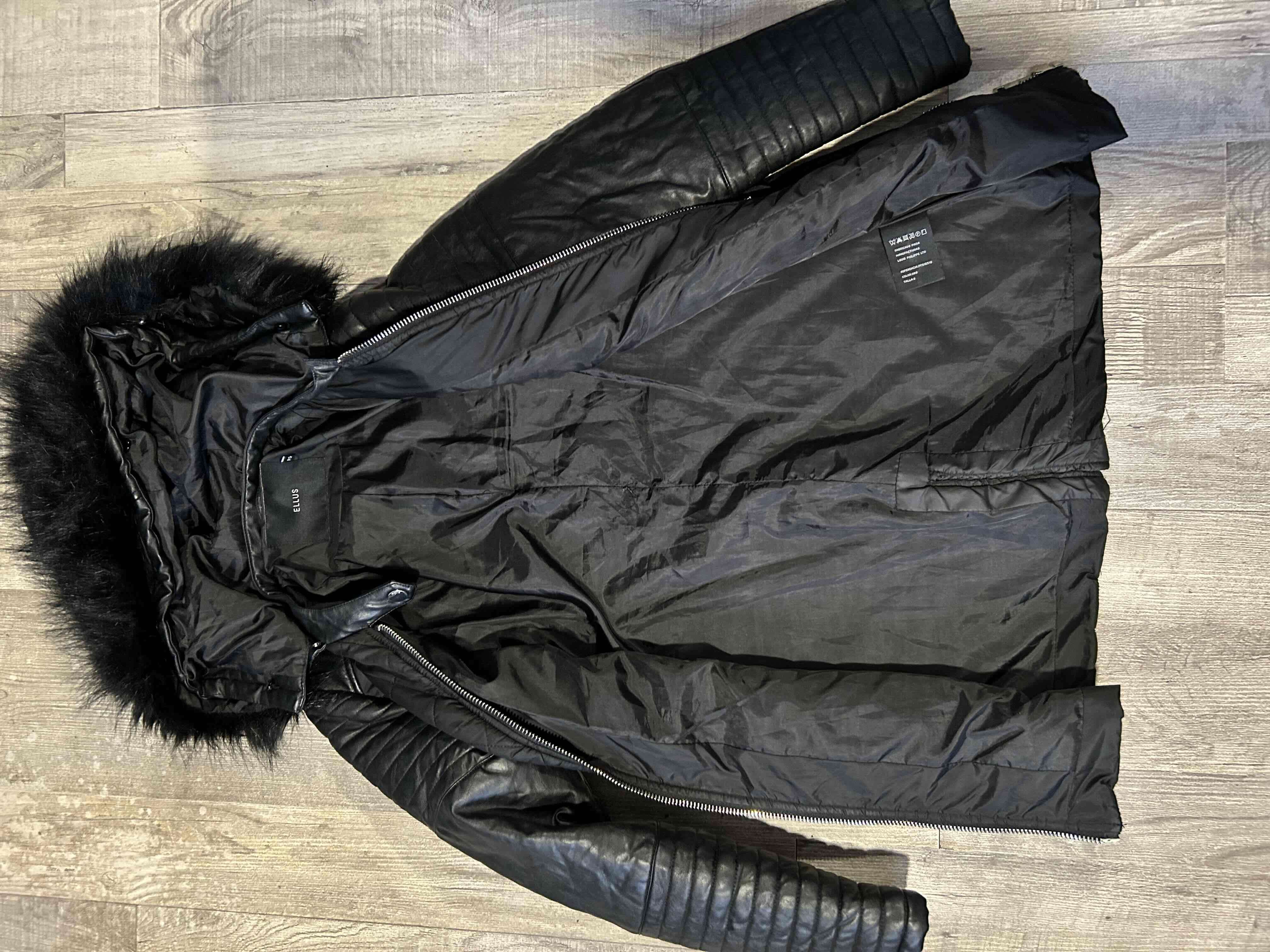 Abrigo negro con capucha de pelo - miniatura 3