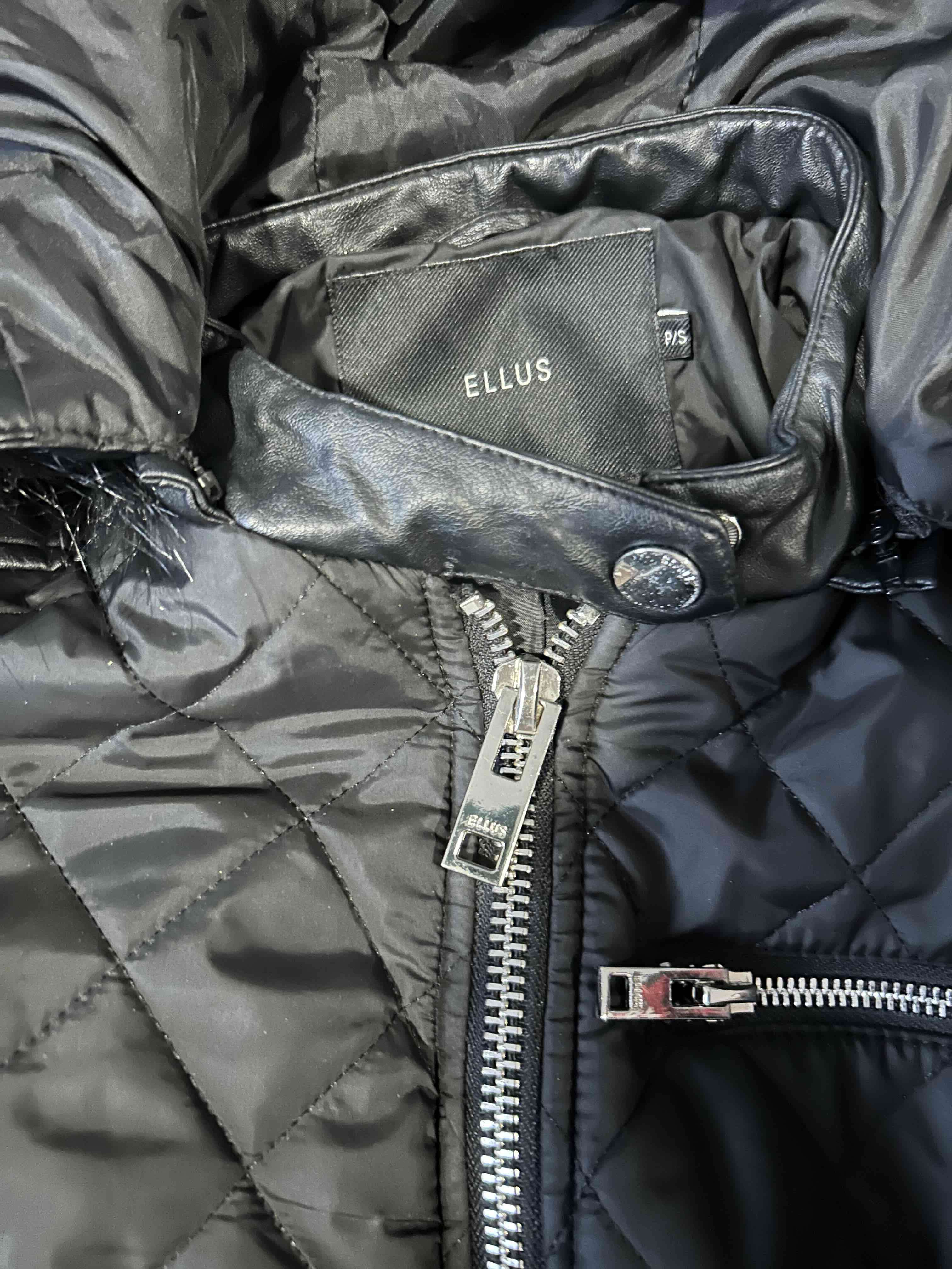 Abrigo negro con capucha de pelo - miniatura 4