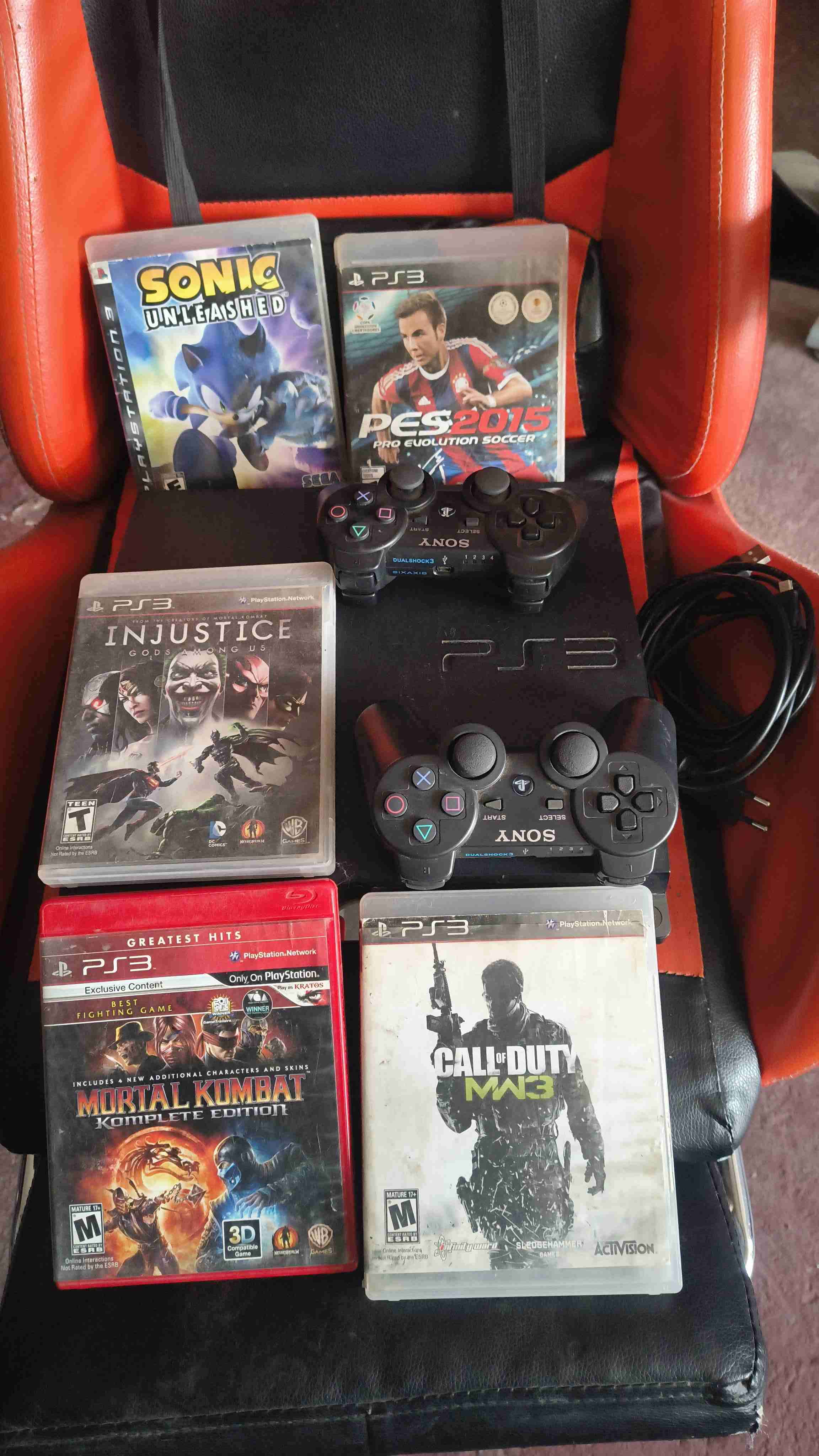 PS3 con 6 juegos y controles - miniatura 1