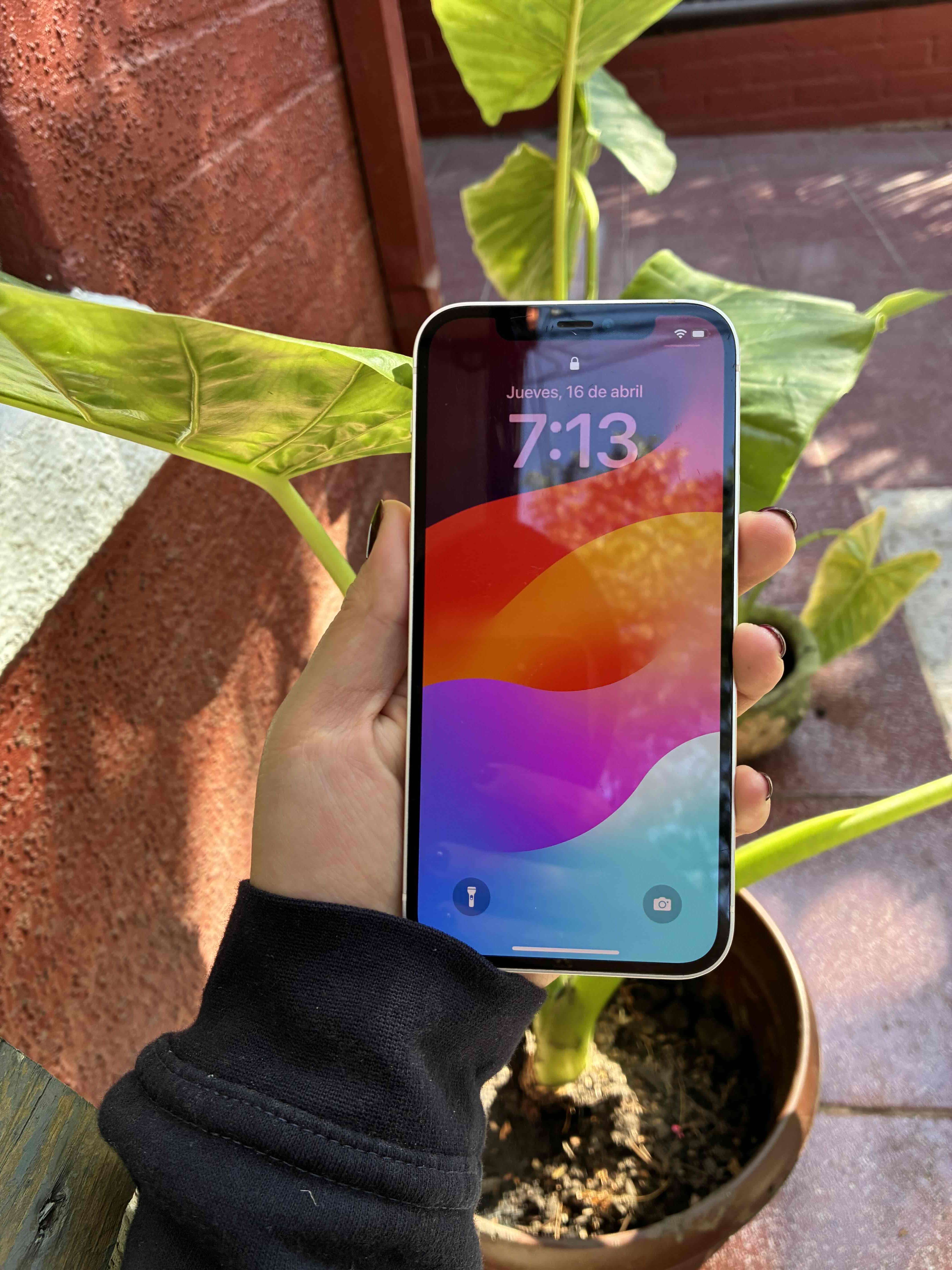 iPhone blanco en buen estado - miniatura 2