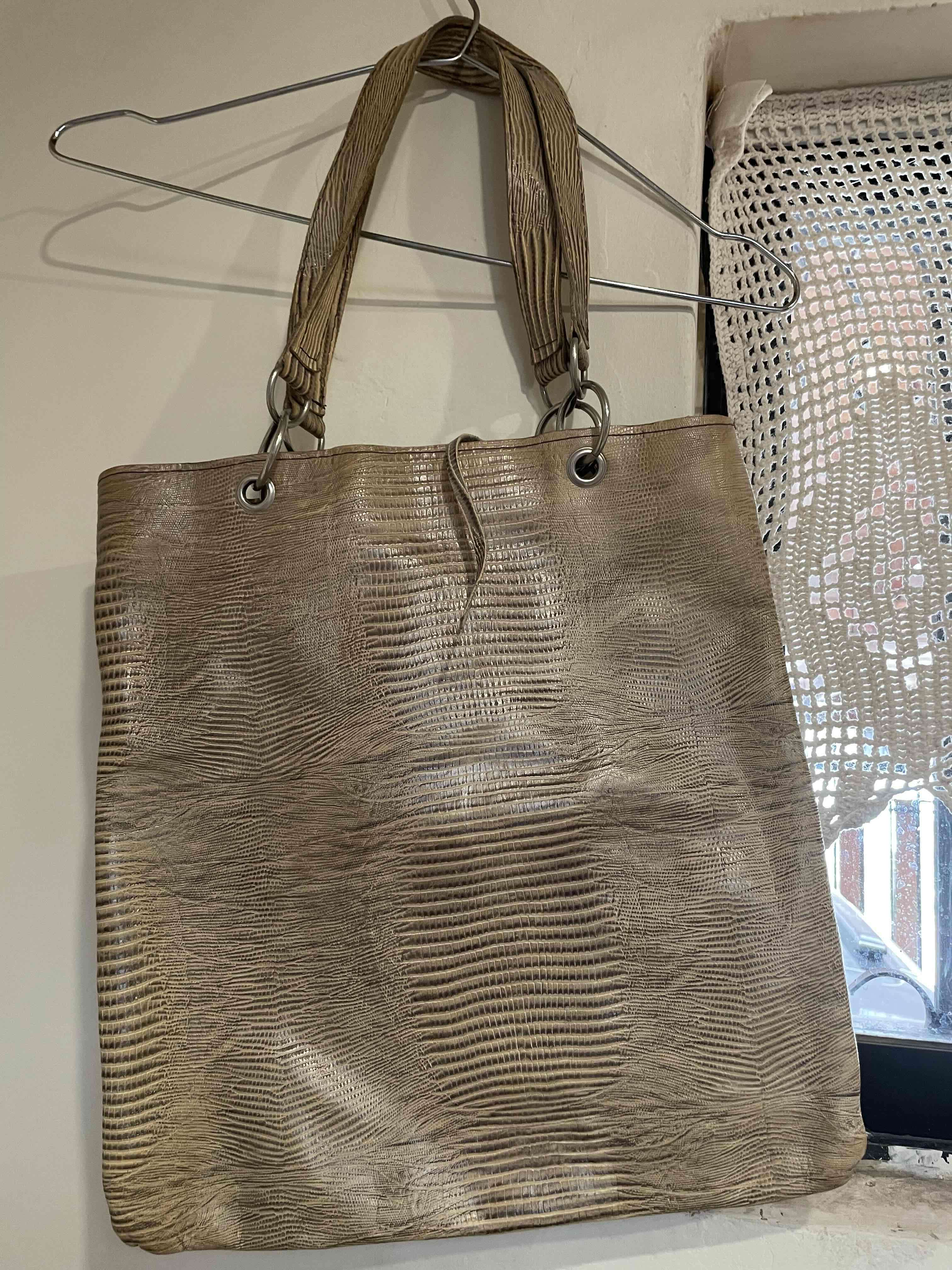 Cartera beige de cuero con textura - miniatura 2