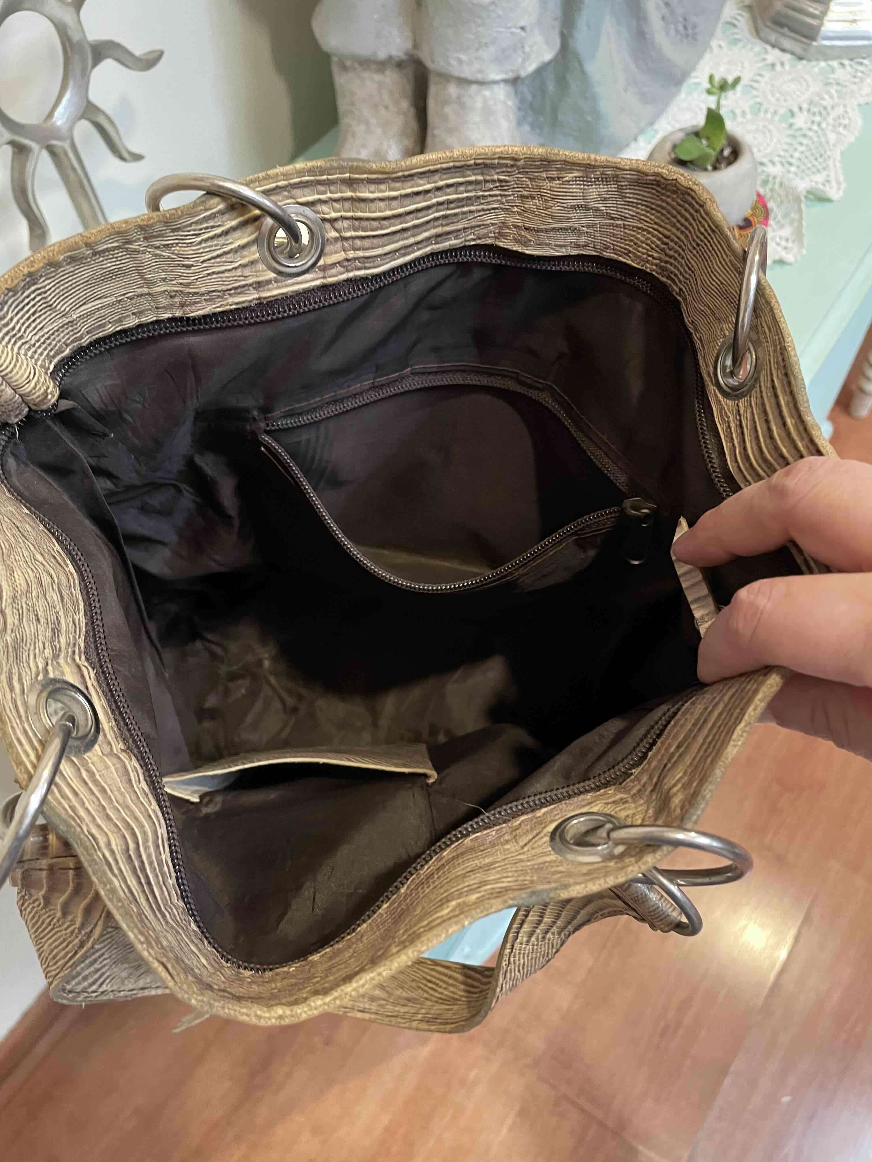 Cartera beige de cuero con textura - miniatura 3