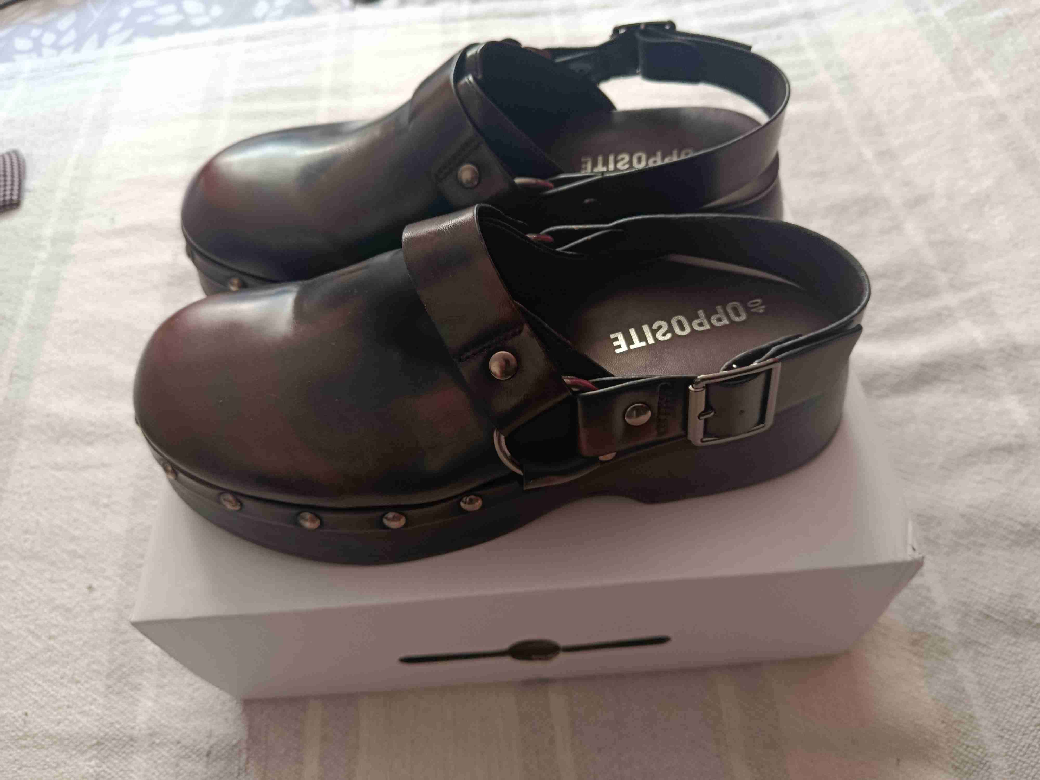 Zuecos de cuero marrón con tachas - miniatura 2