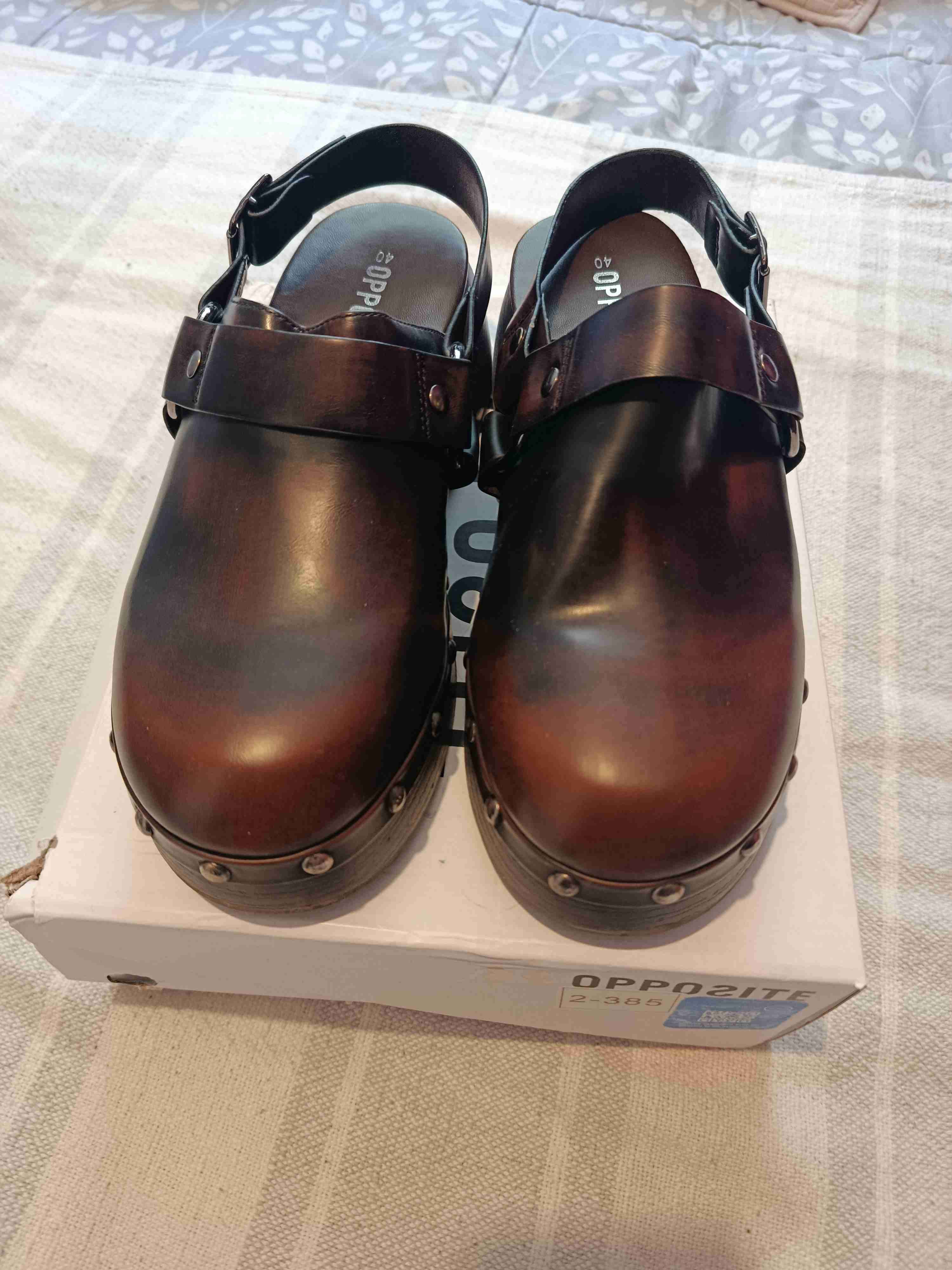 Zuecos de cuero marrón con tachas - miniatura 3