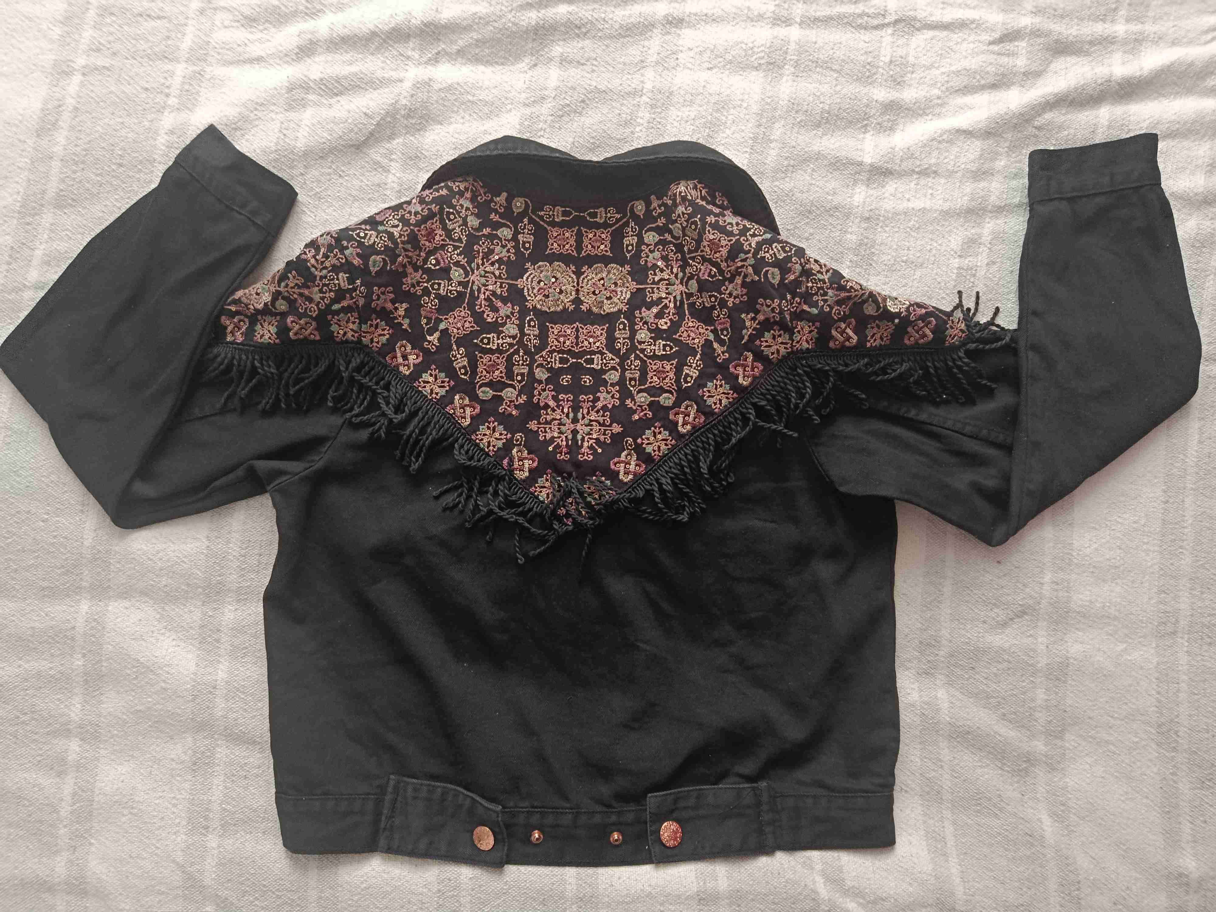 Chaqueta negra con estampado étnico - miniatura 2