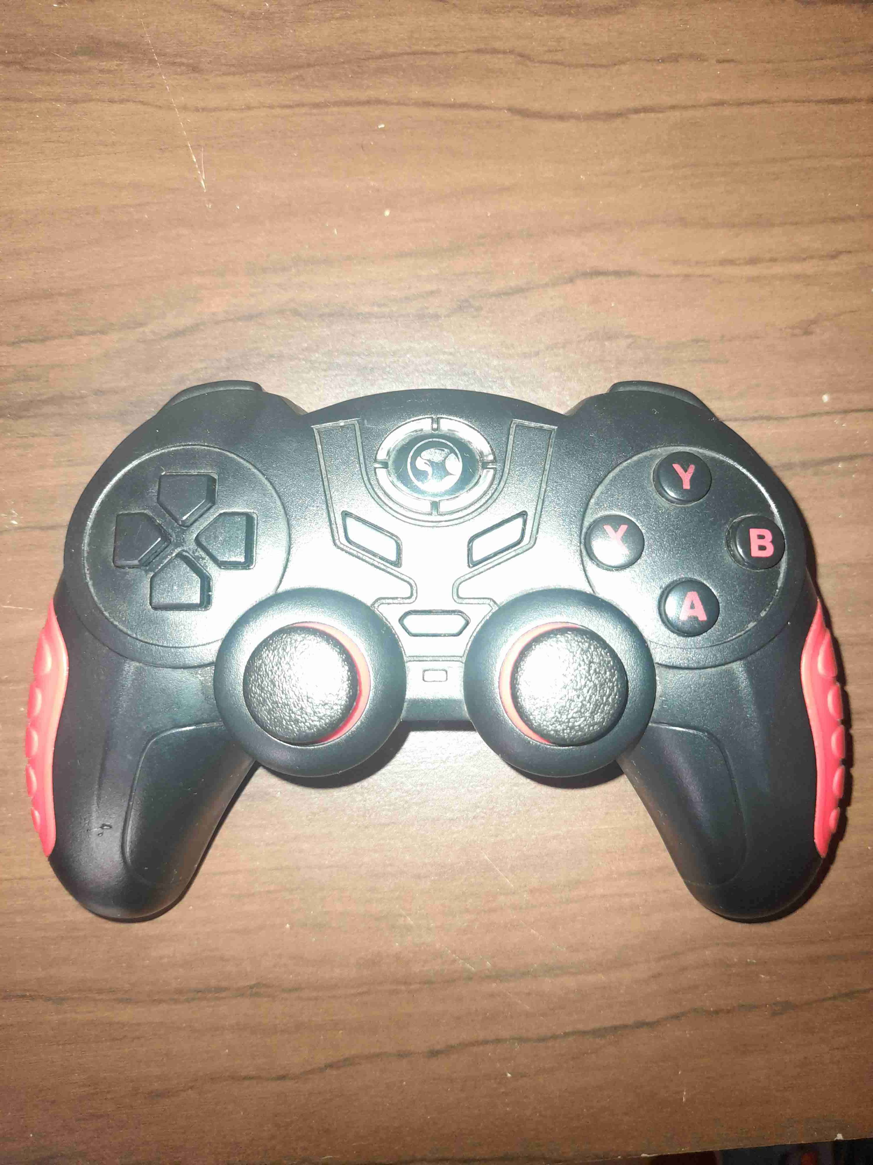 Control de videojuegos negro y rojo