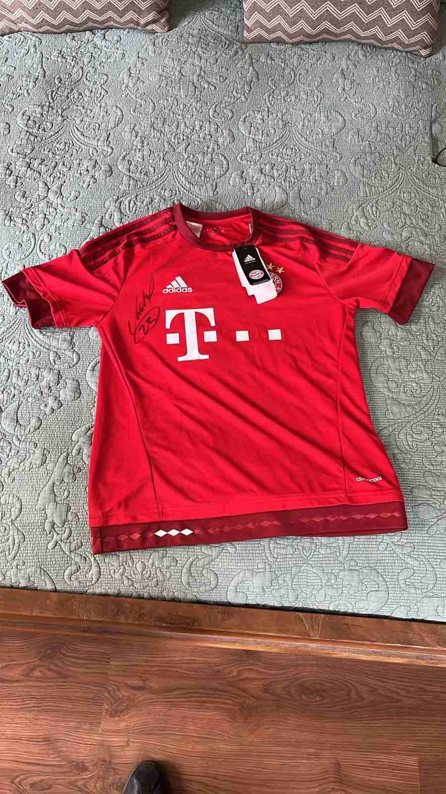 Camiseta roja del Bayern 2015 firmada por Vidal. - miniatura 1