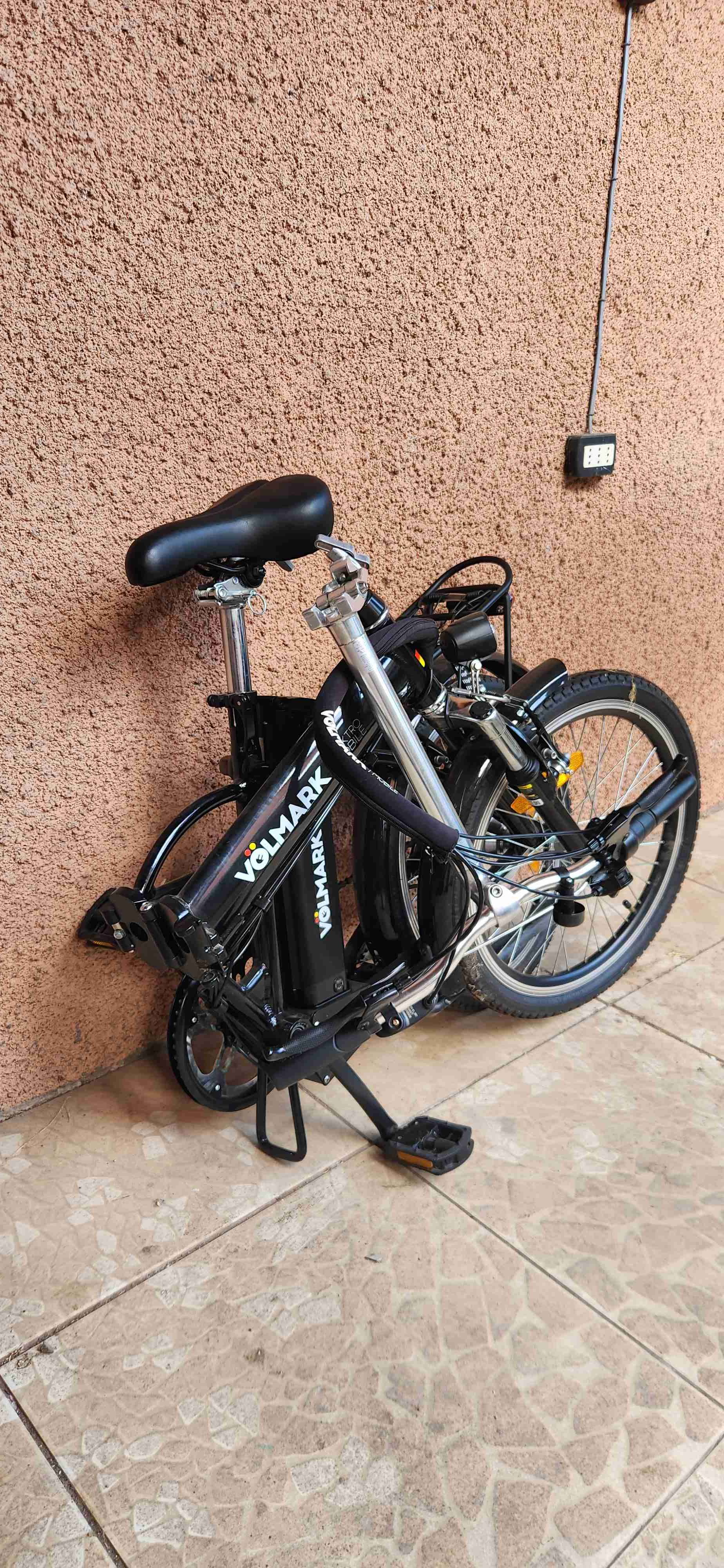 Bicicleta eléctrica plegable negra - miniatura 1