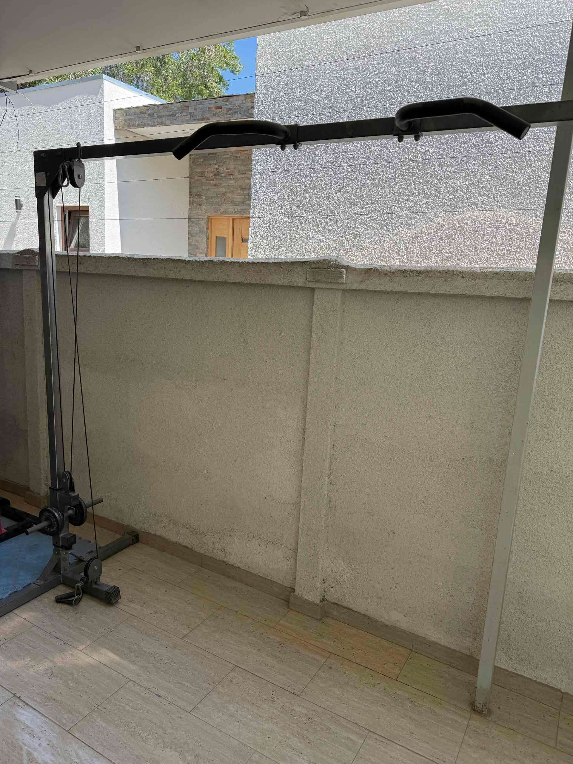 Máquina de ejercicios multifunción con poleas - miniatura 1