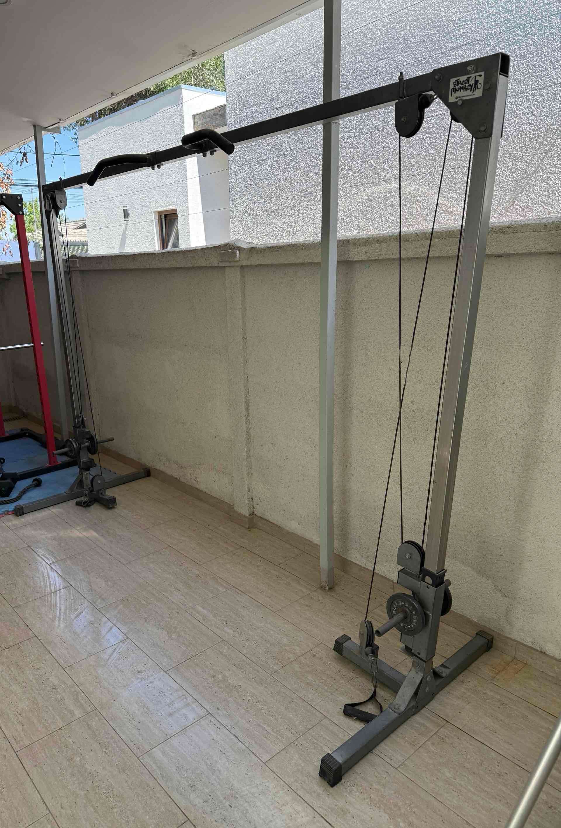 Máquina de ejercicios multifunción con poleas - miniatura 3