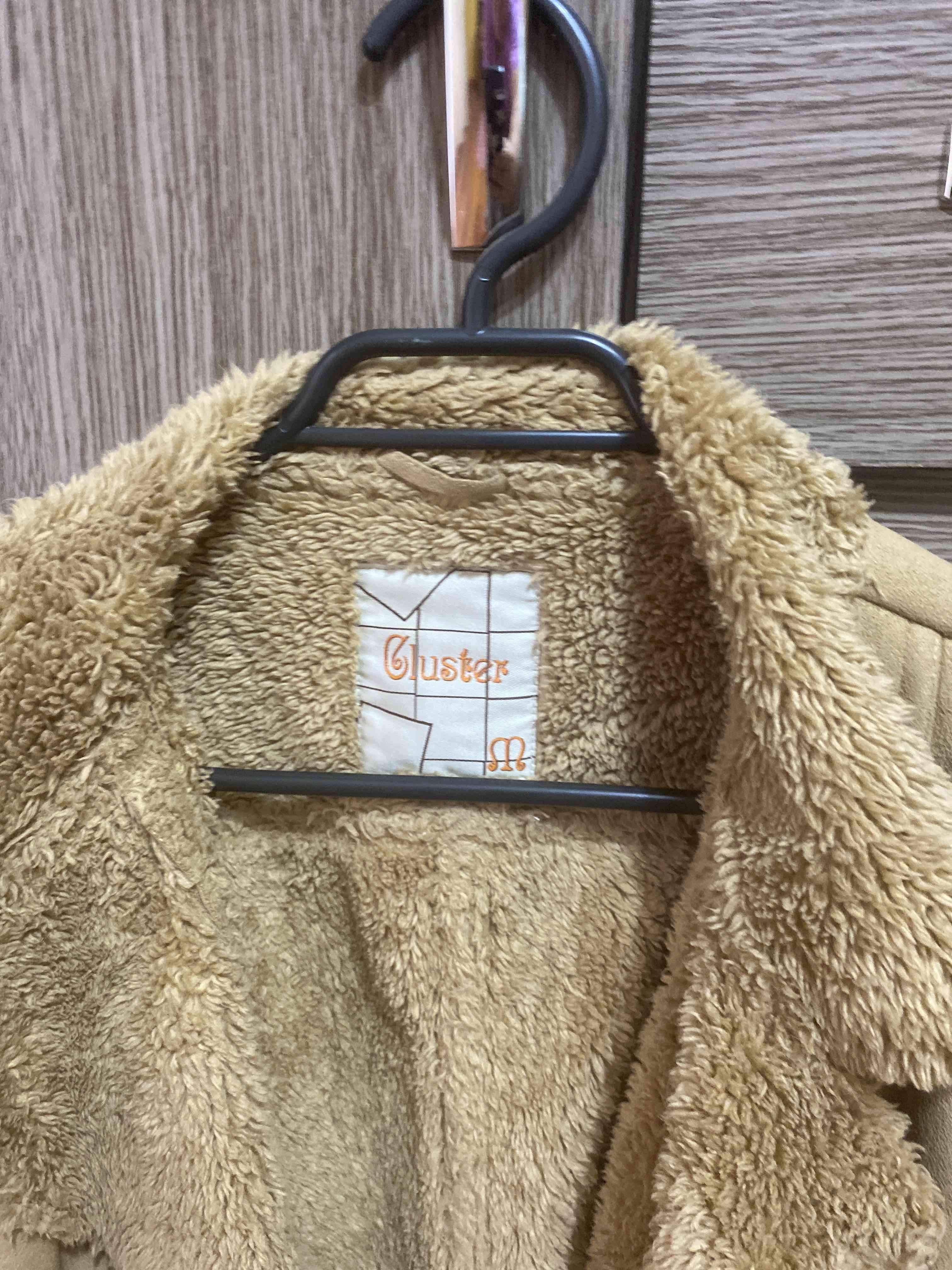 Abrigo beige con interior de peluche - miniatura 2