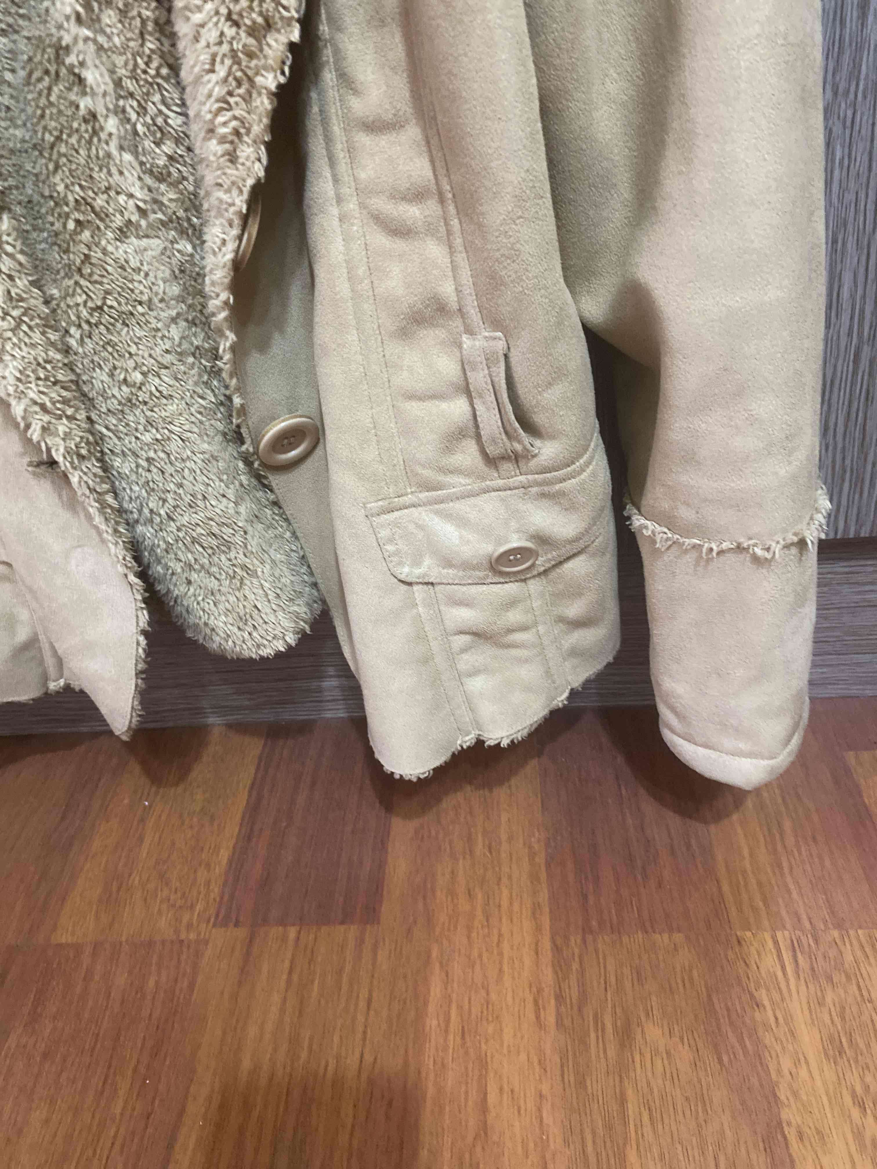 Abrigo beige con interior de peluche - miniatura 3