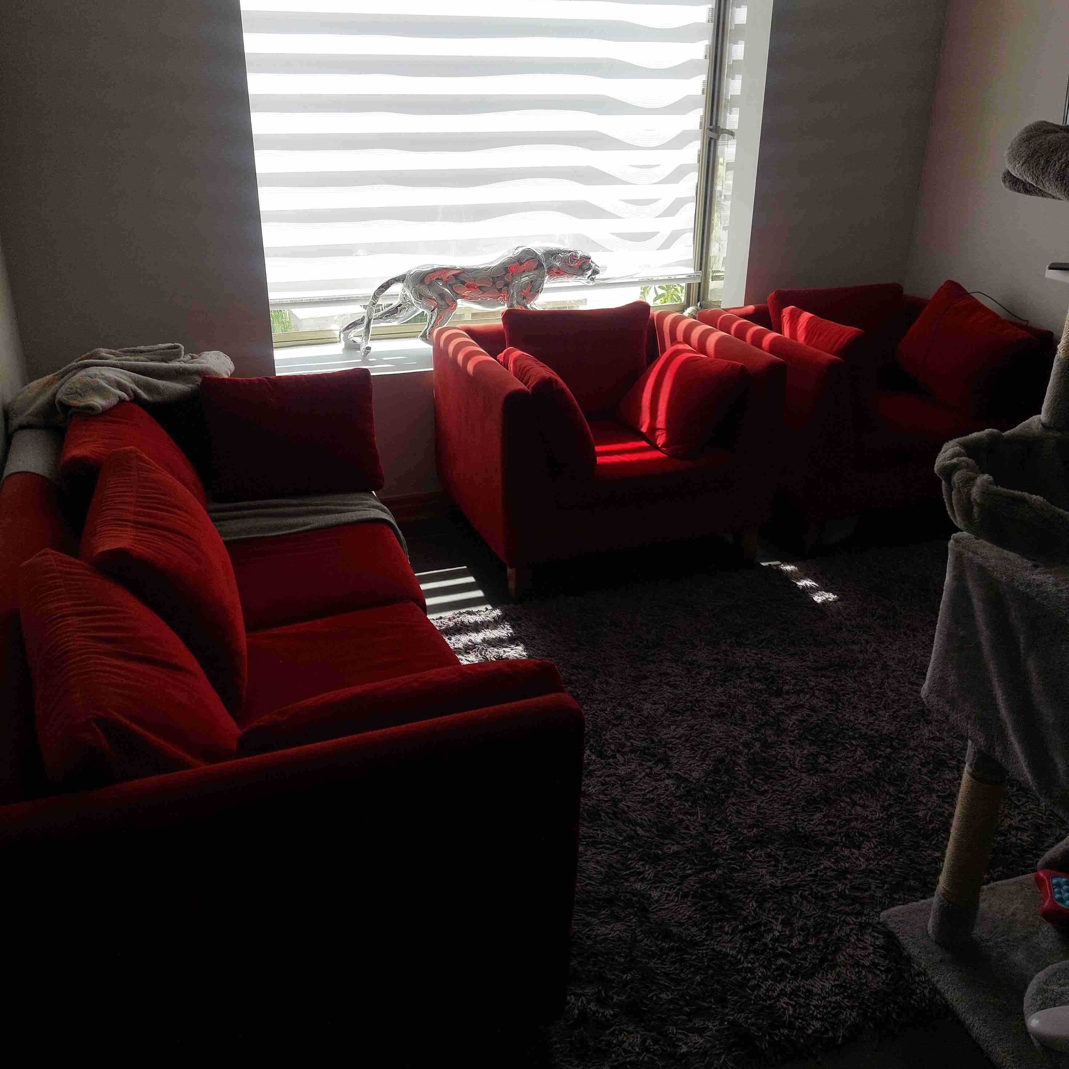 Sofá rojo de tres plazas - miniatura 2