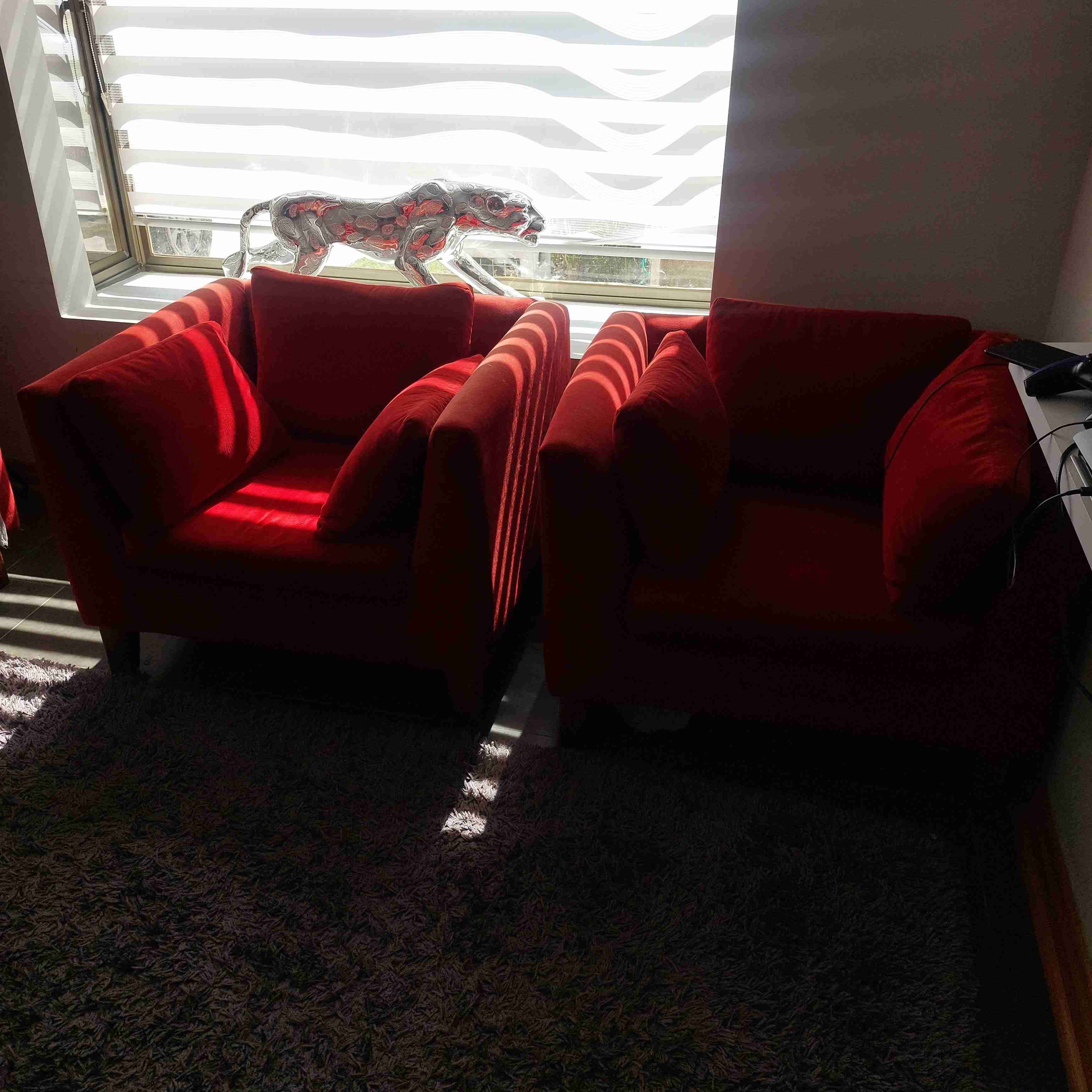 Sofá rojo de tres plazas - miniatura 3