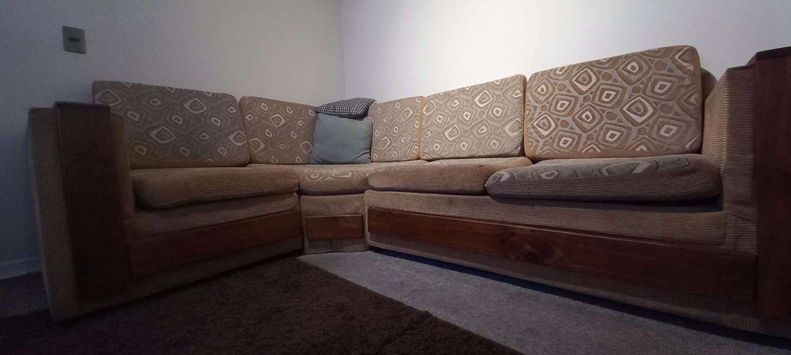 Sofá esquinero retro marrón - miniatura 1