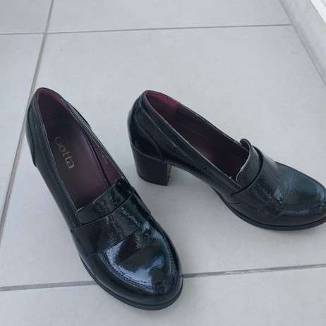 Zapatos de charol negro con tacón - miniatura 1