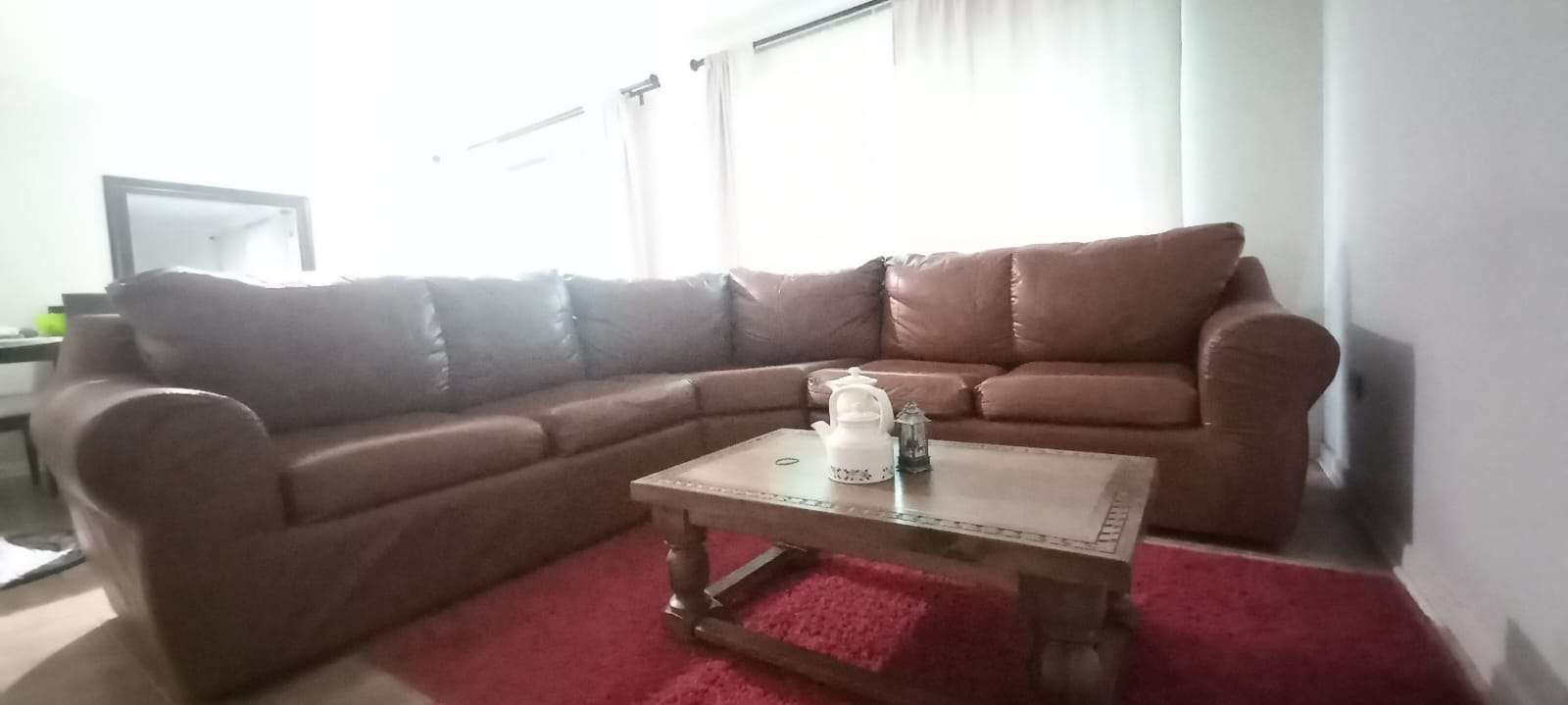 Sofá rinconero de cuero café - miniatura 1