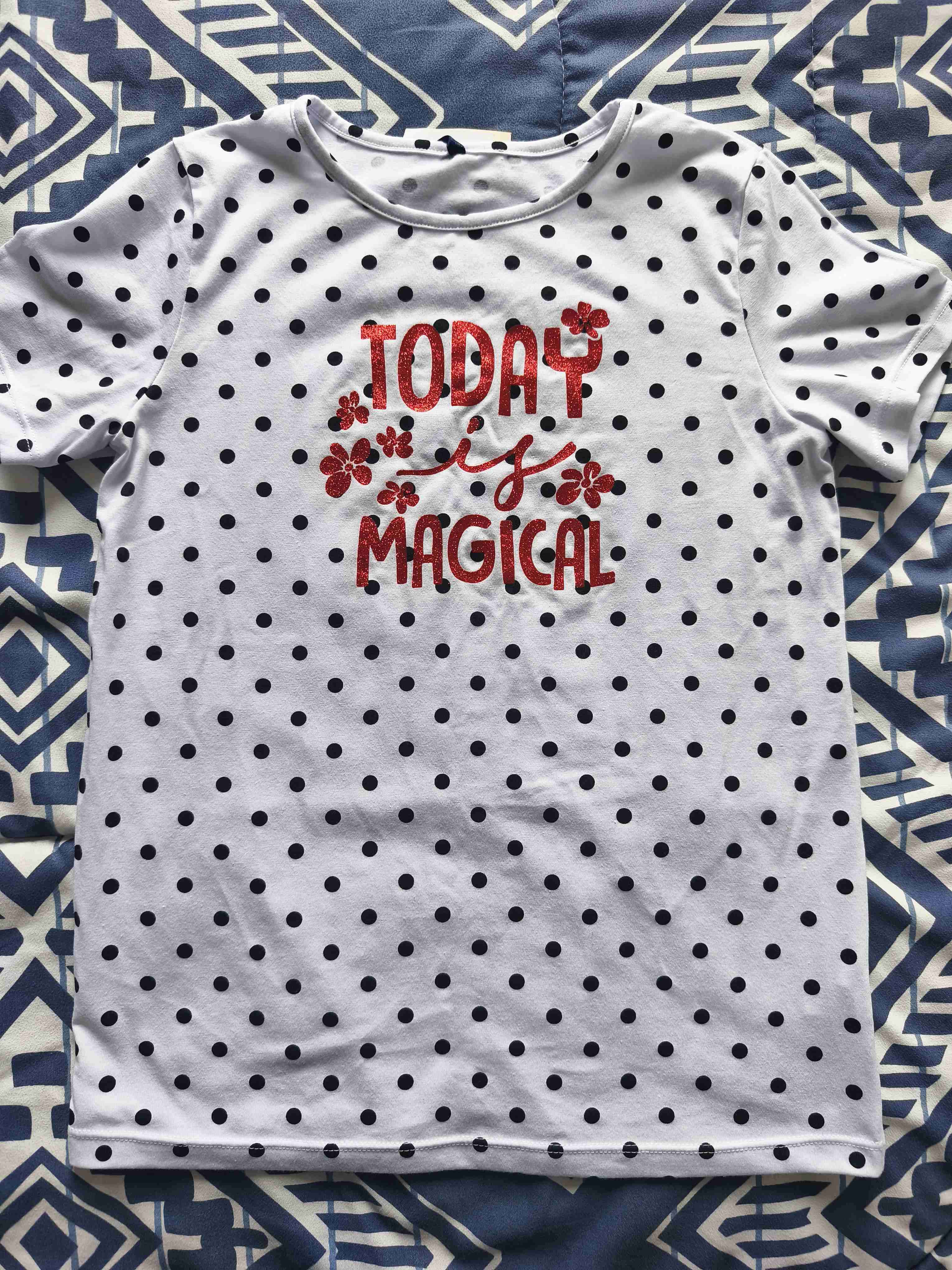 Polera blanca con puntos y mensaje