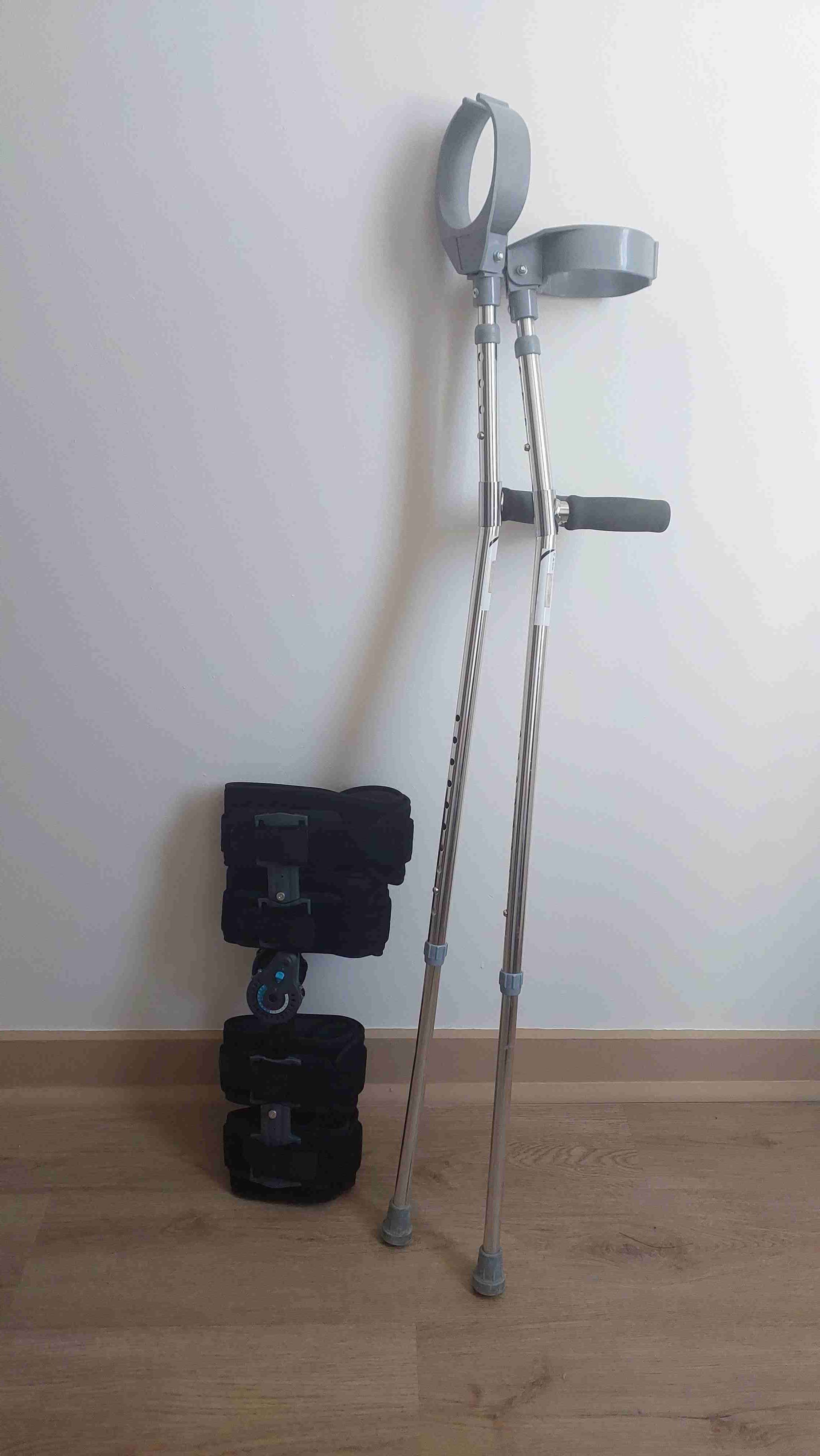 Muletas de aluminio ajustables + inmovilizador