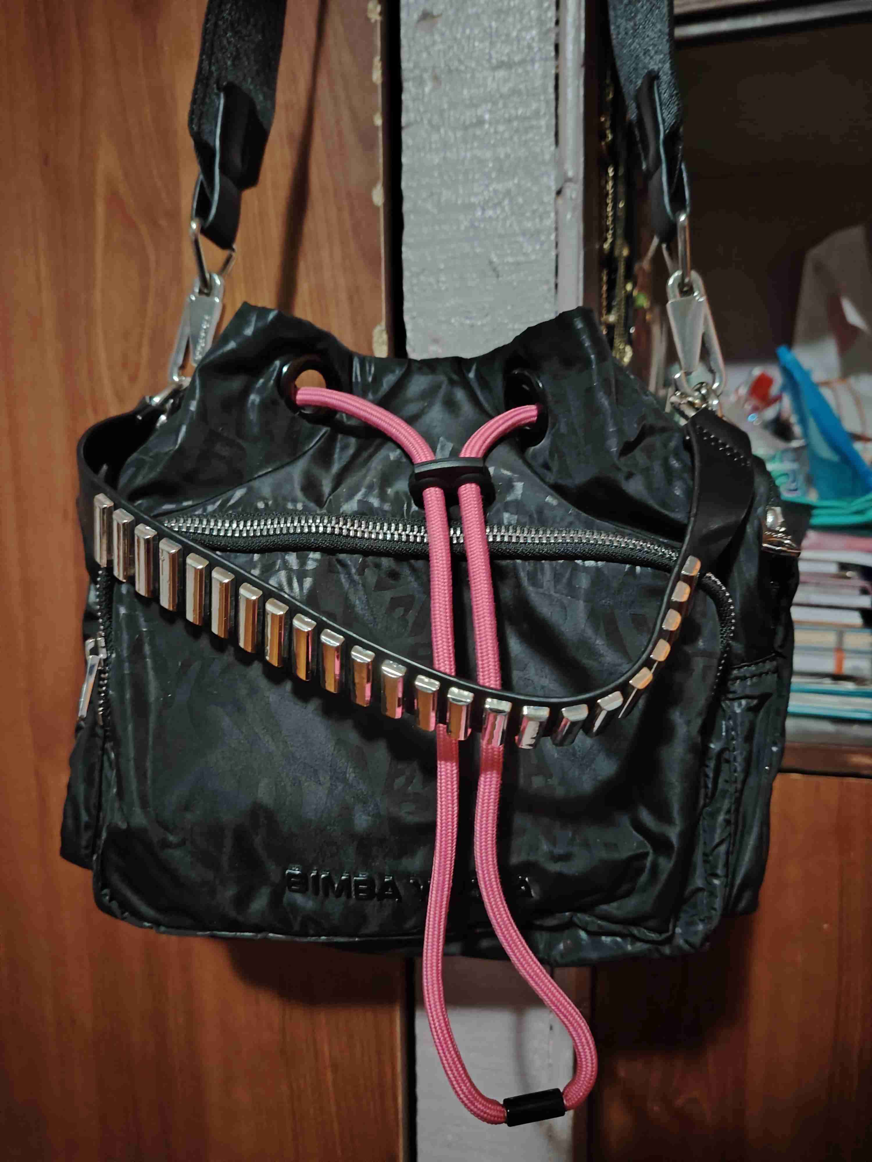 Bolso negro con detalles metálicos Bimba y Lola
