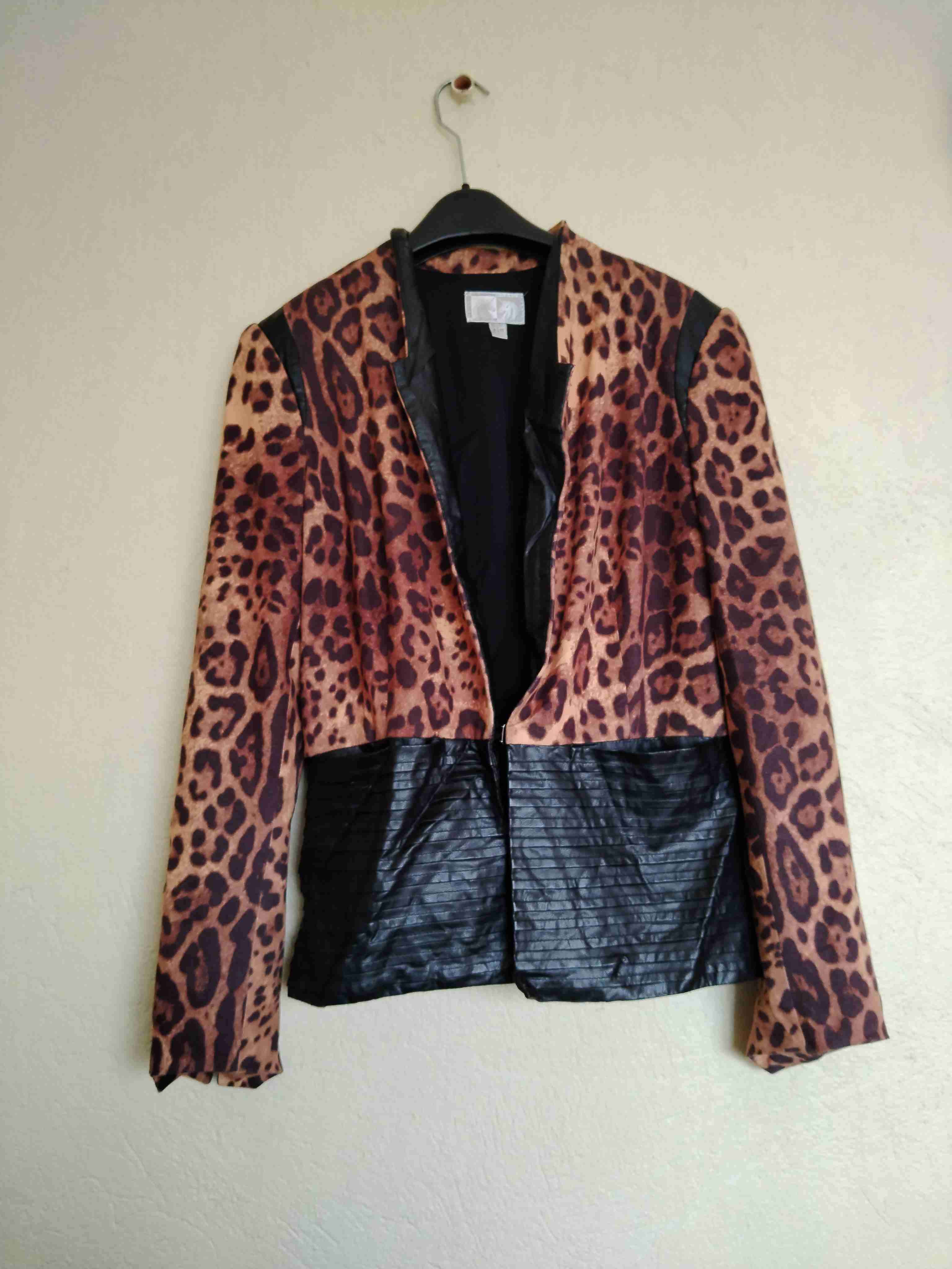 Chaqueta de leopardo y cuero