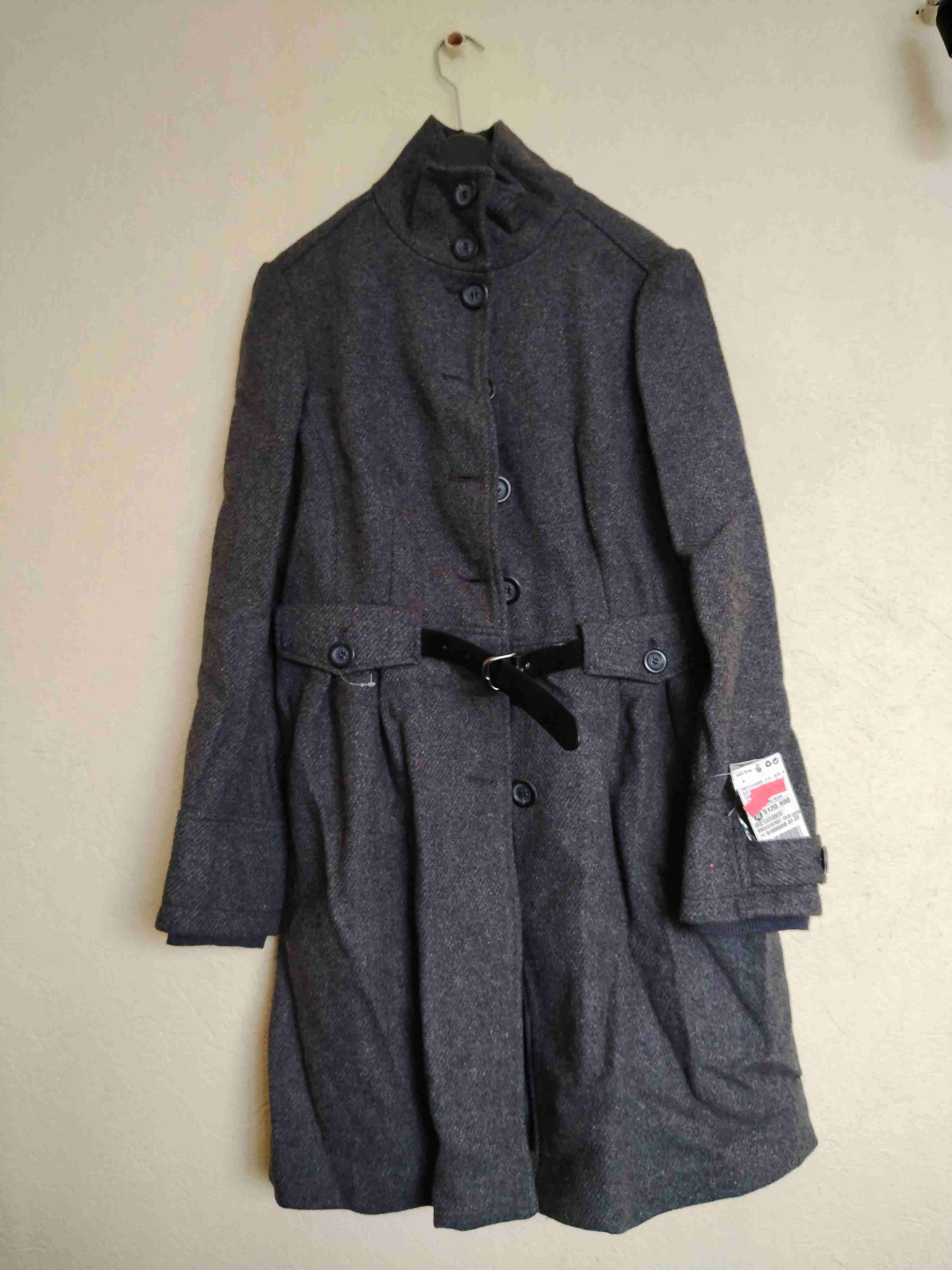 Abrigo gris con botones