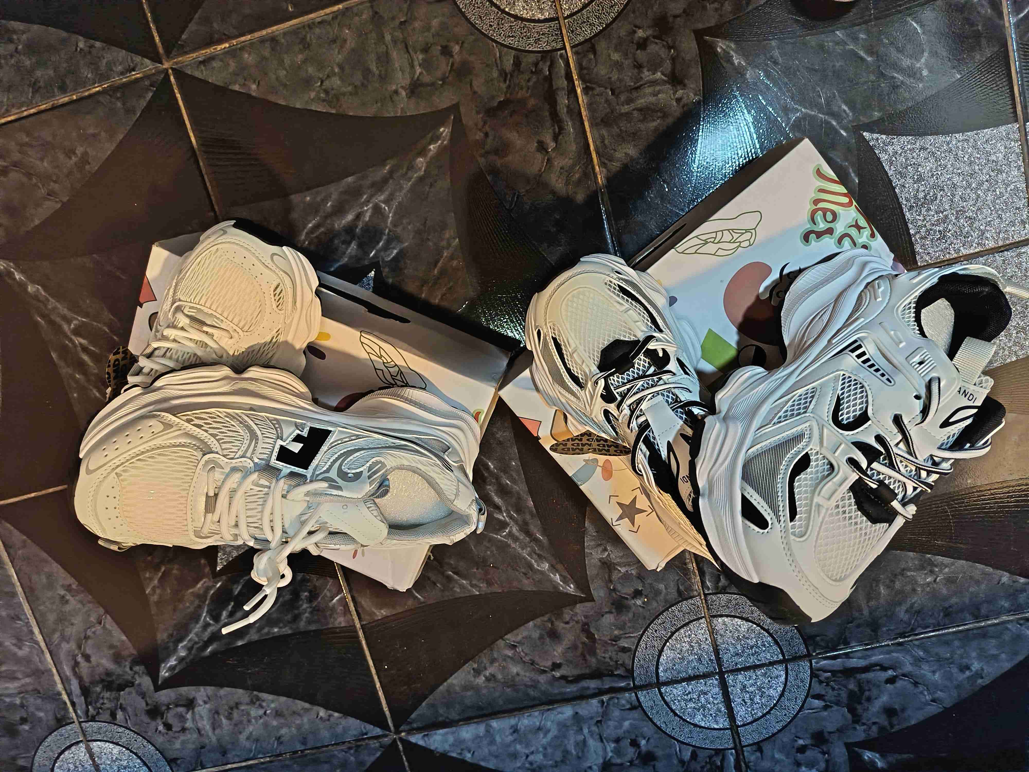 Zapatillas deportivas blancas nuevas - miniatura 1