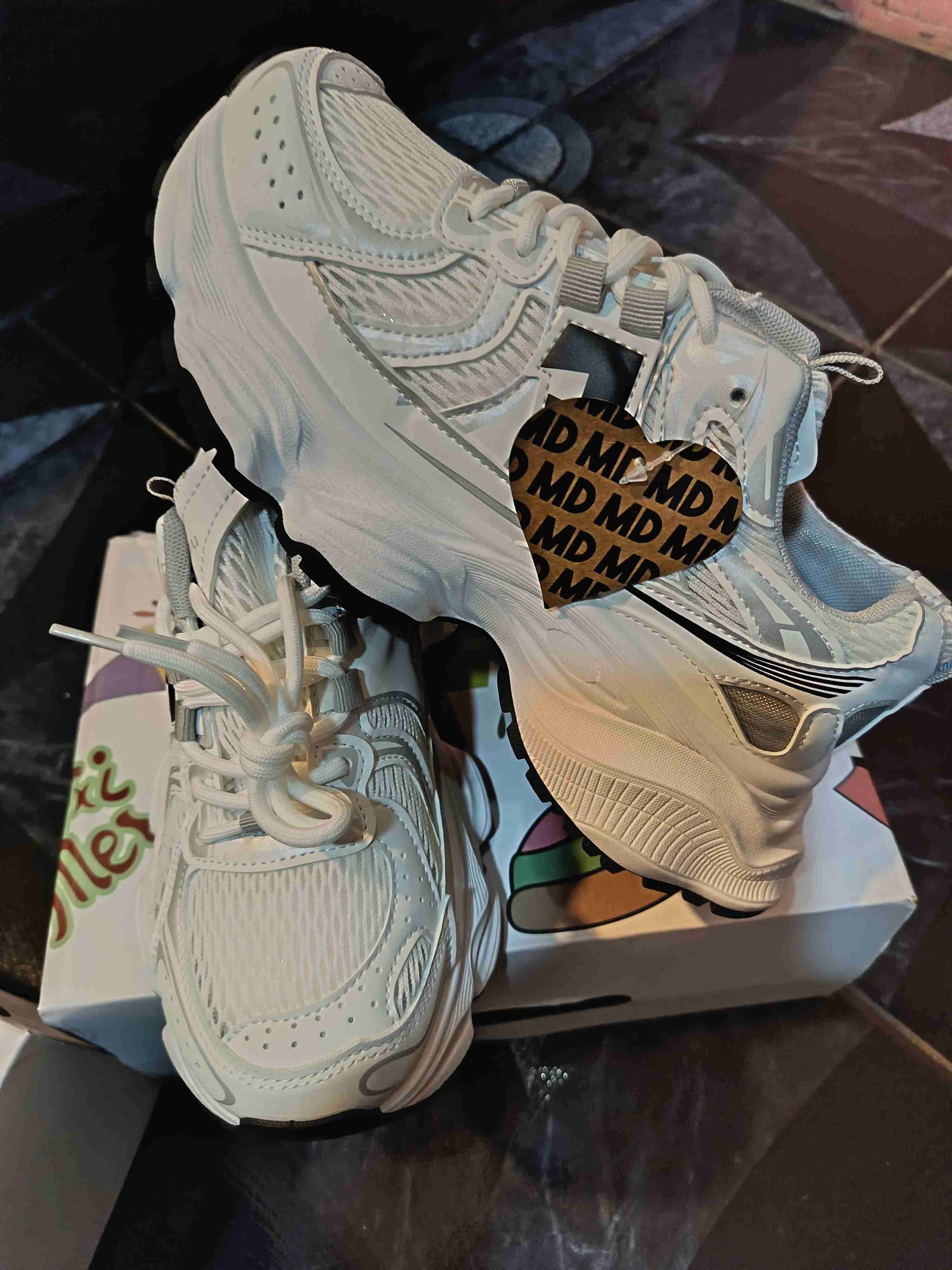 Zapatillas deportivas blancas nuevas - miniatura 2