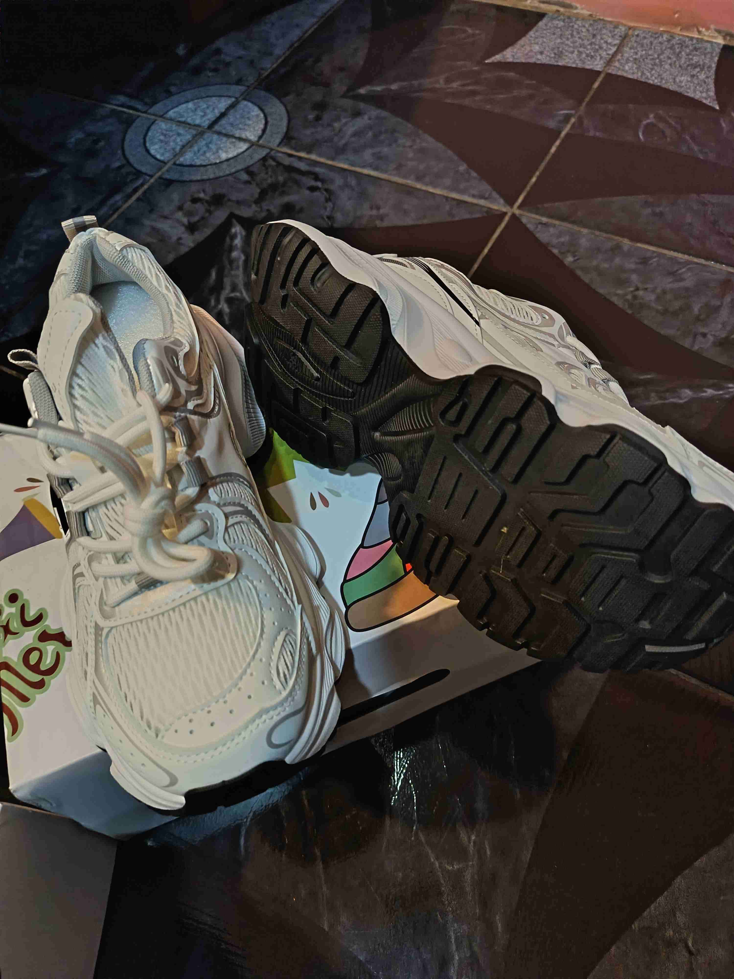 Zapatillas deportivas blancas nuevas - miniatura 3