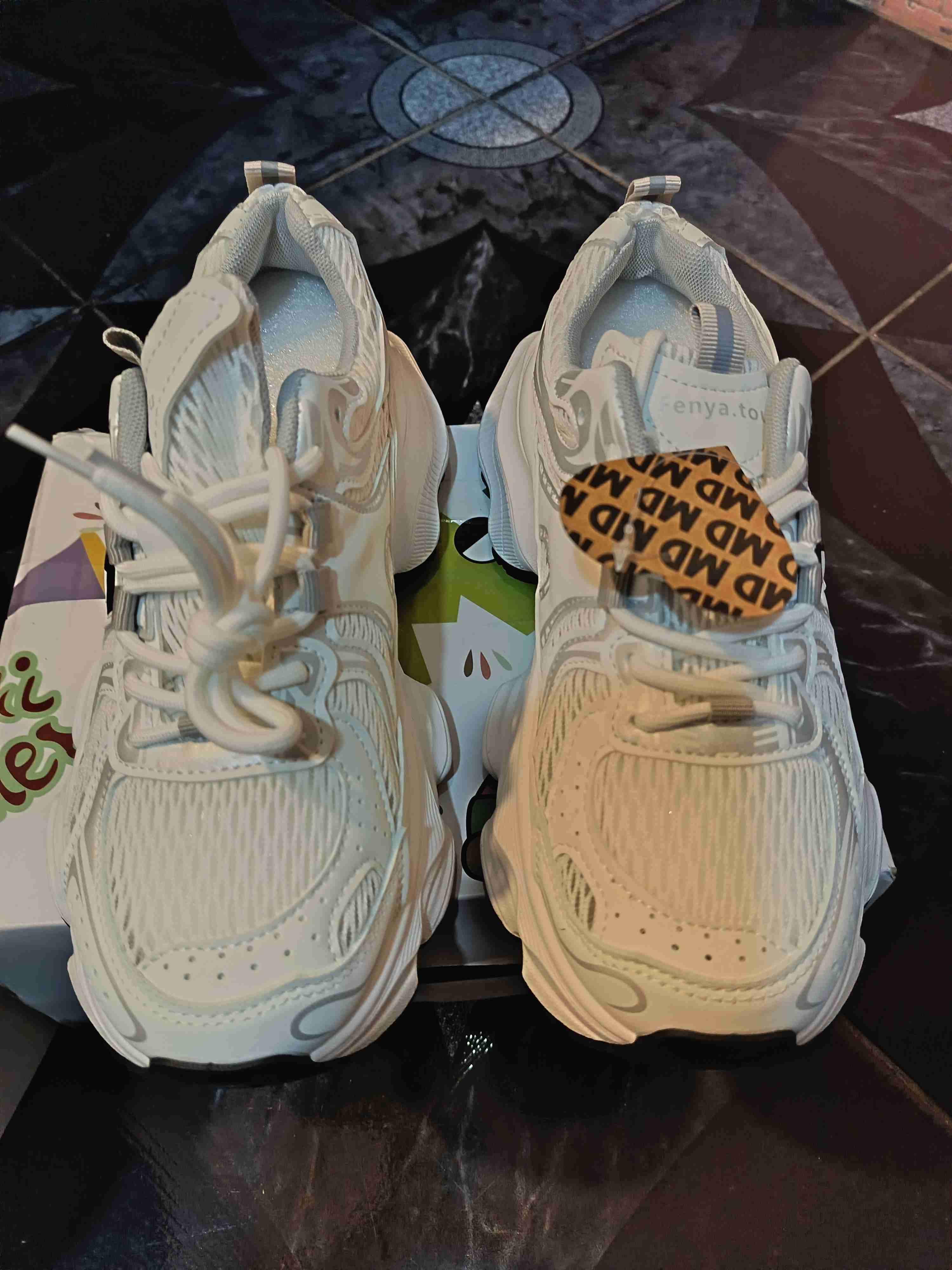 Zapatillas deportivas blancas nuevas - miniatura 4