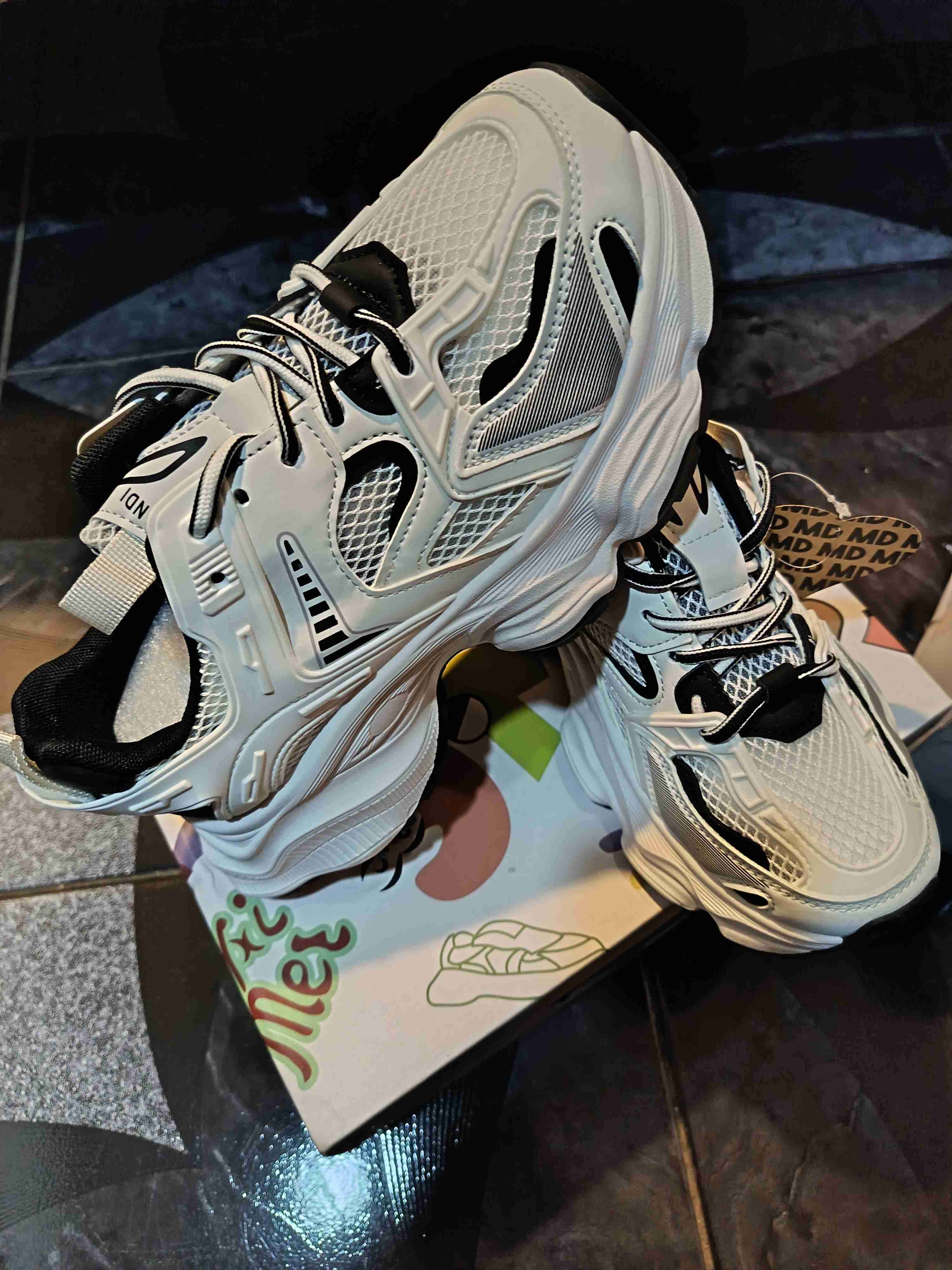 Zapatillas deportivas blancas nuevas - miniatura 5