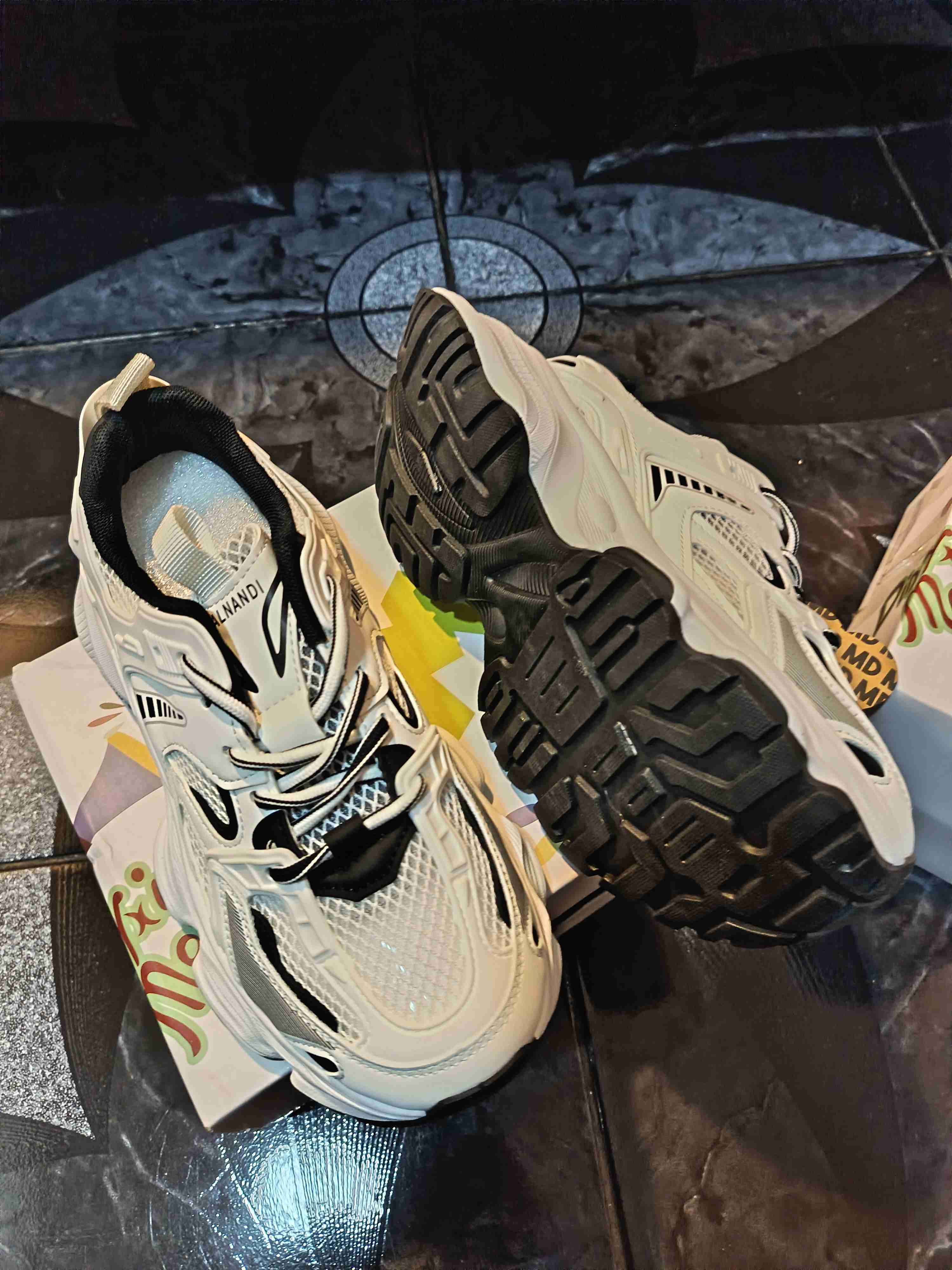 Zapatillas deportivas blancas nuevas - miniatura 6