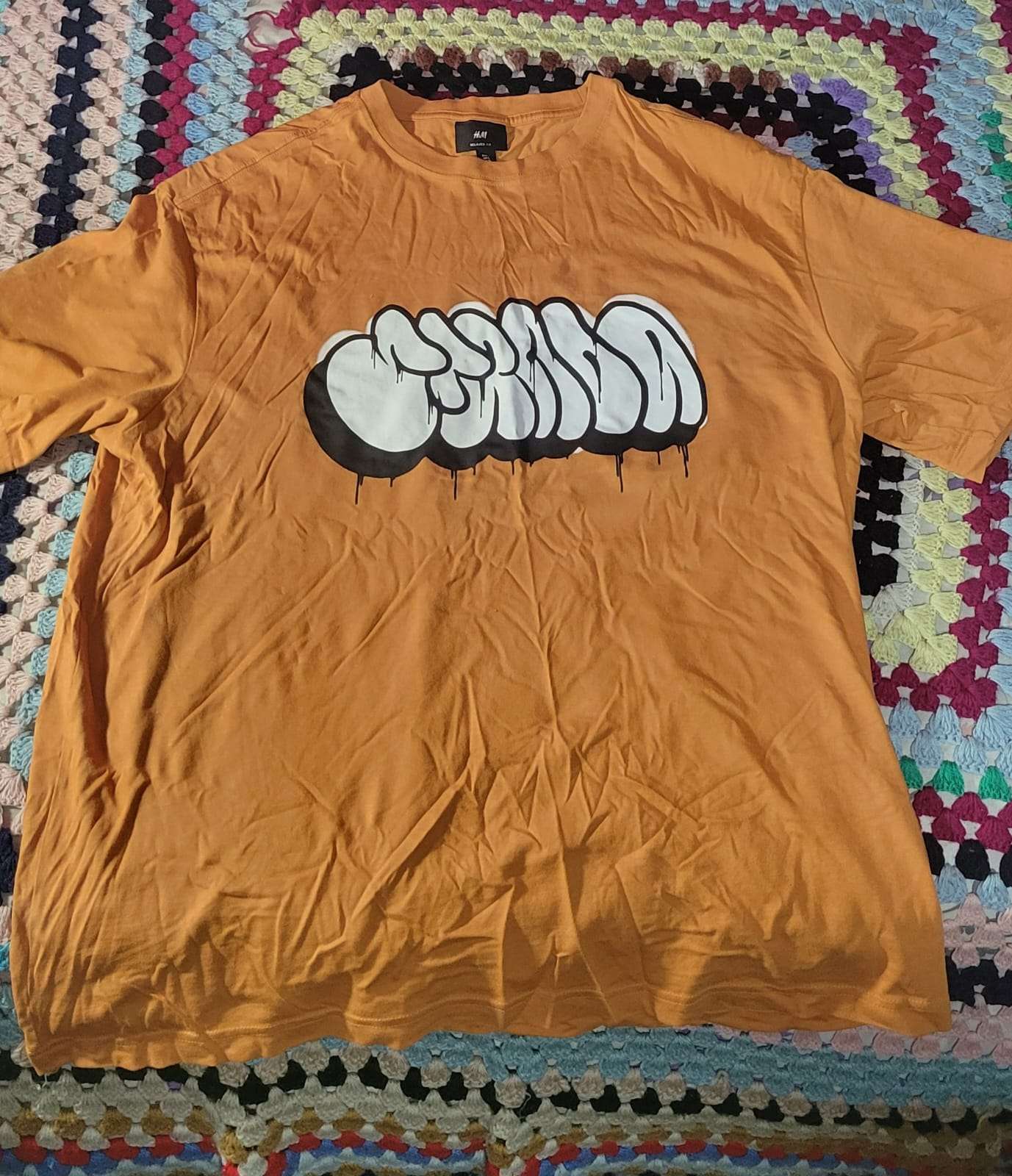 Polera naranja con diseño gráfico - miniatura 1