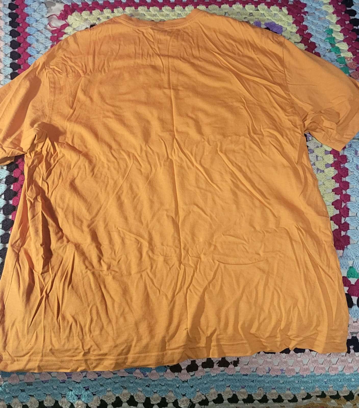 Polera naranja con diseño gráfico - miniatura 2