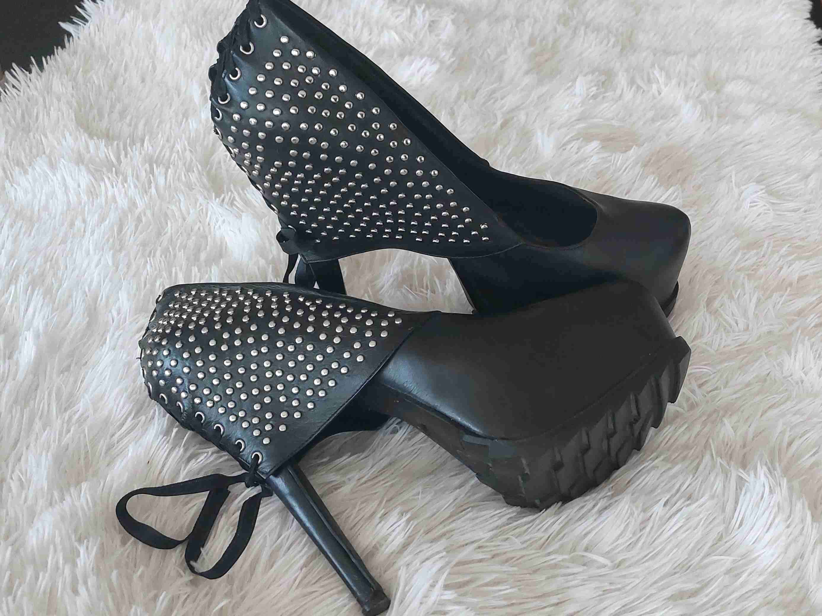 Zapatos de taco alto negros con tachas - miniatura 3