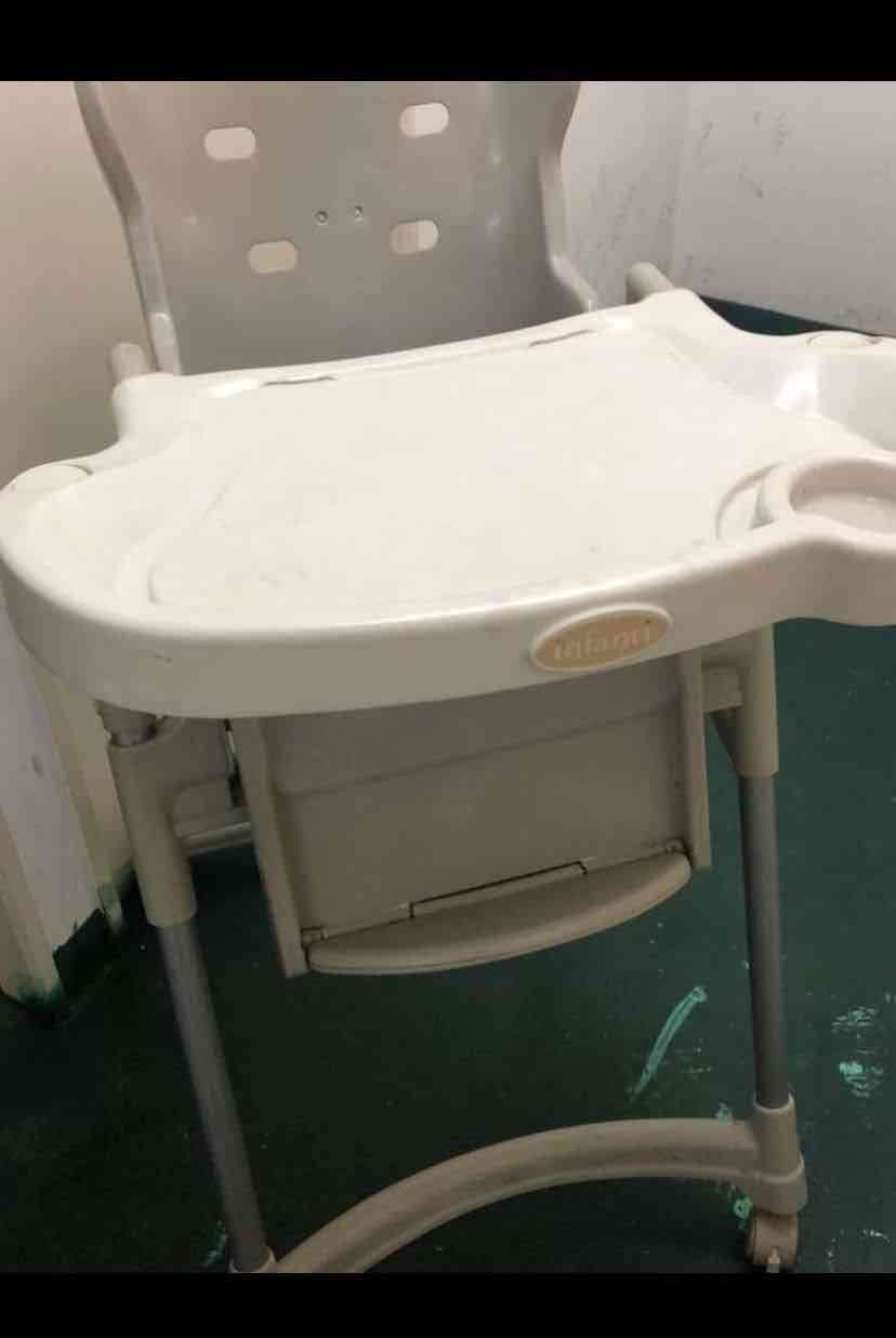 Silla alta para bebé gris - miniatura 2