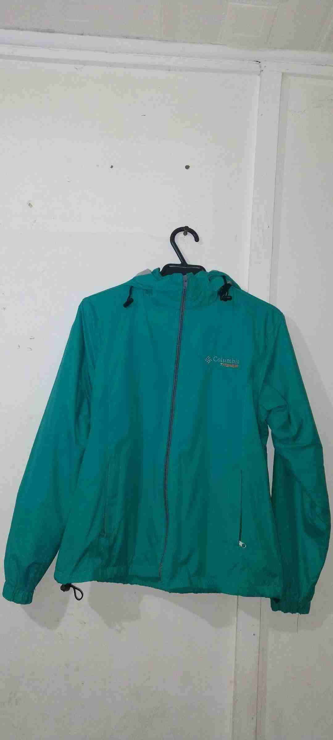 Chaqueta cortaviento forrada Columbia con capucha - miniatura 1