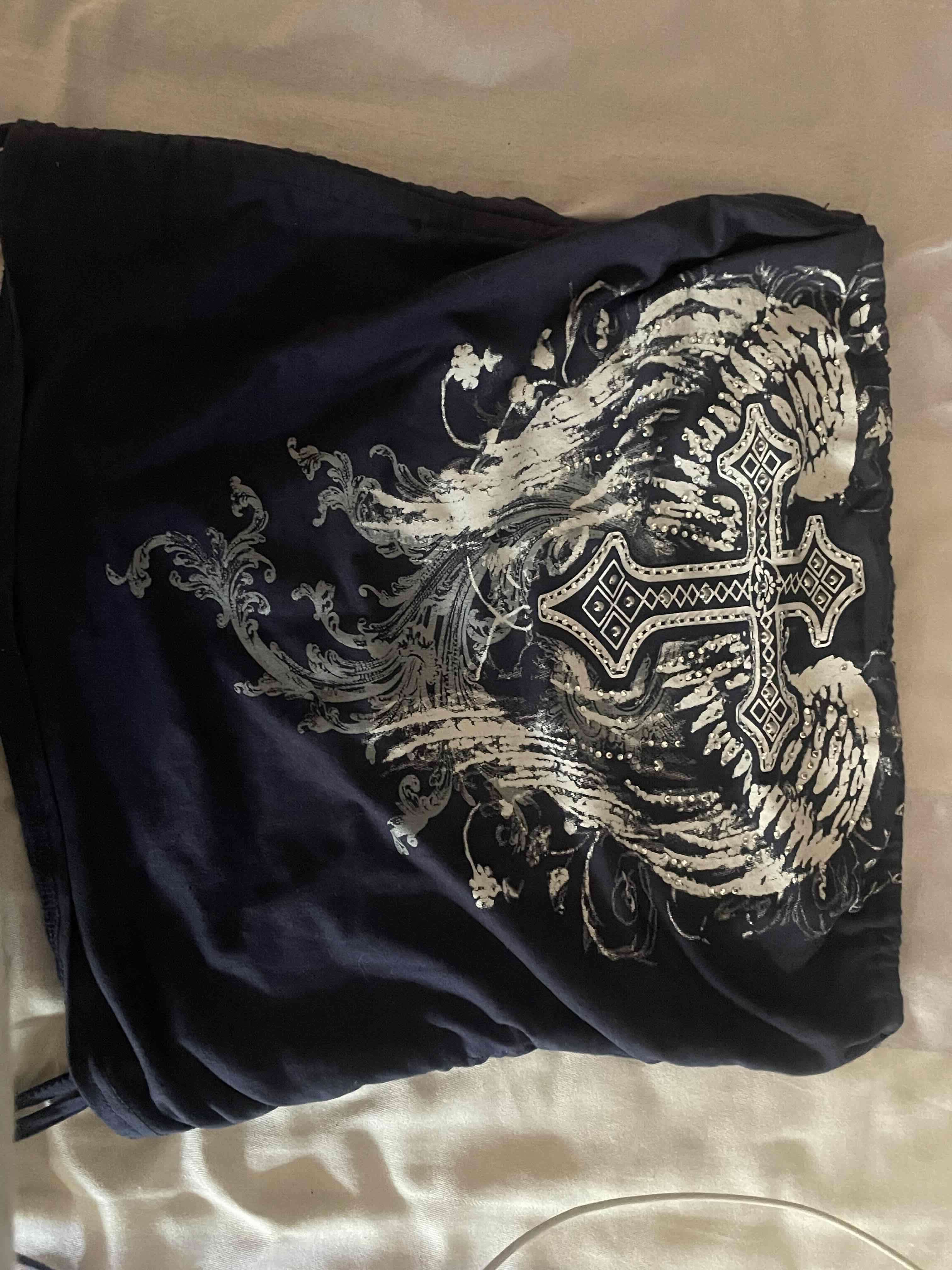 Polera negra con diseño de cruz