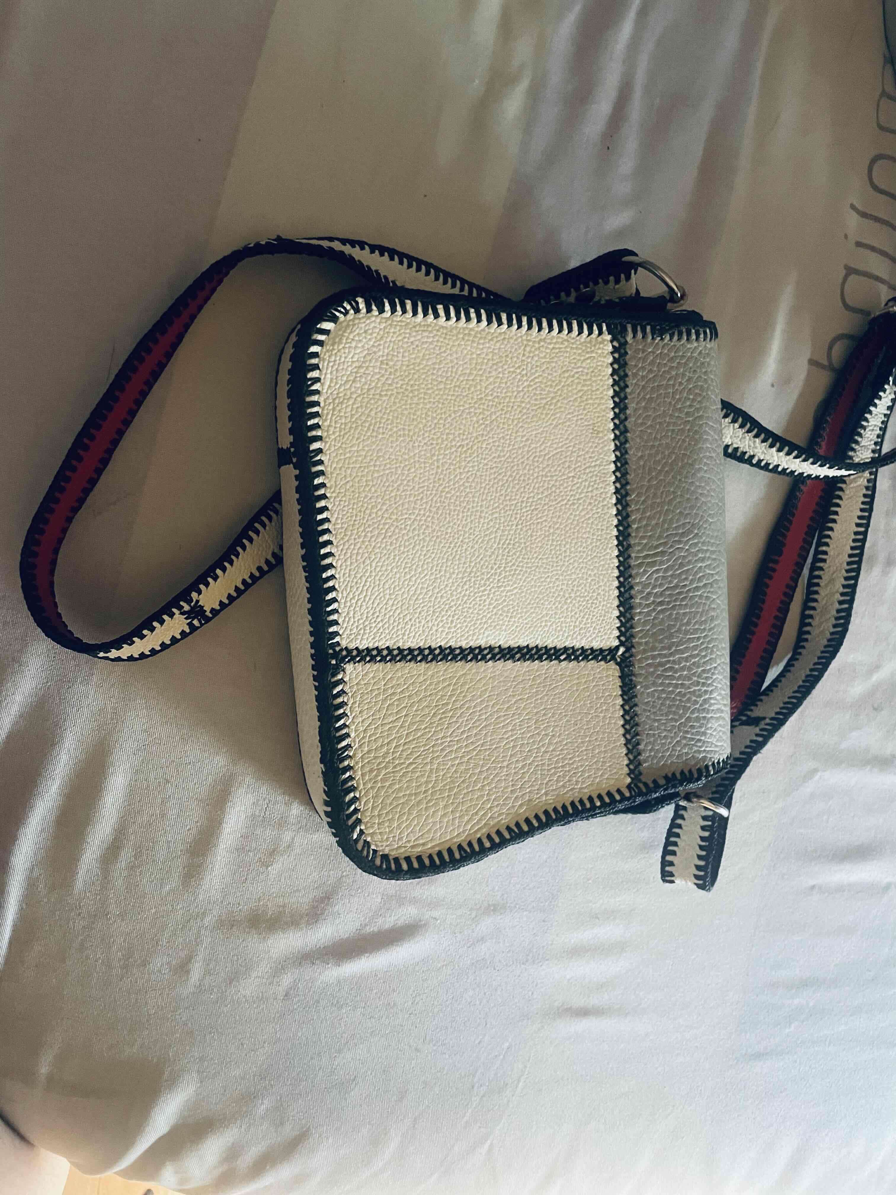 Cartera con diseño bordado - miniatura 2