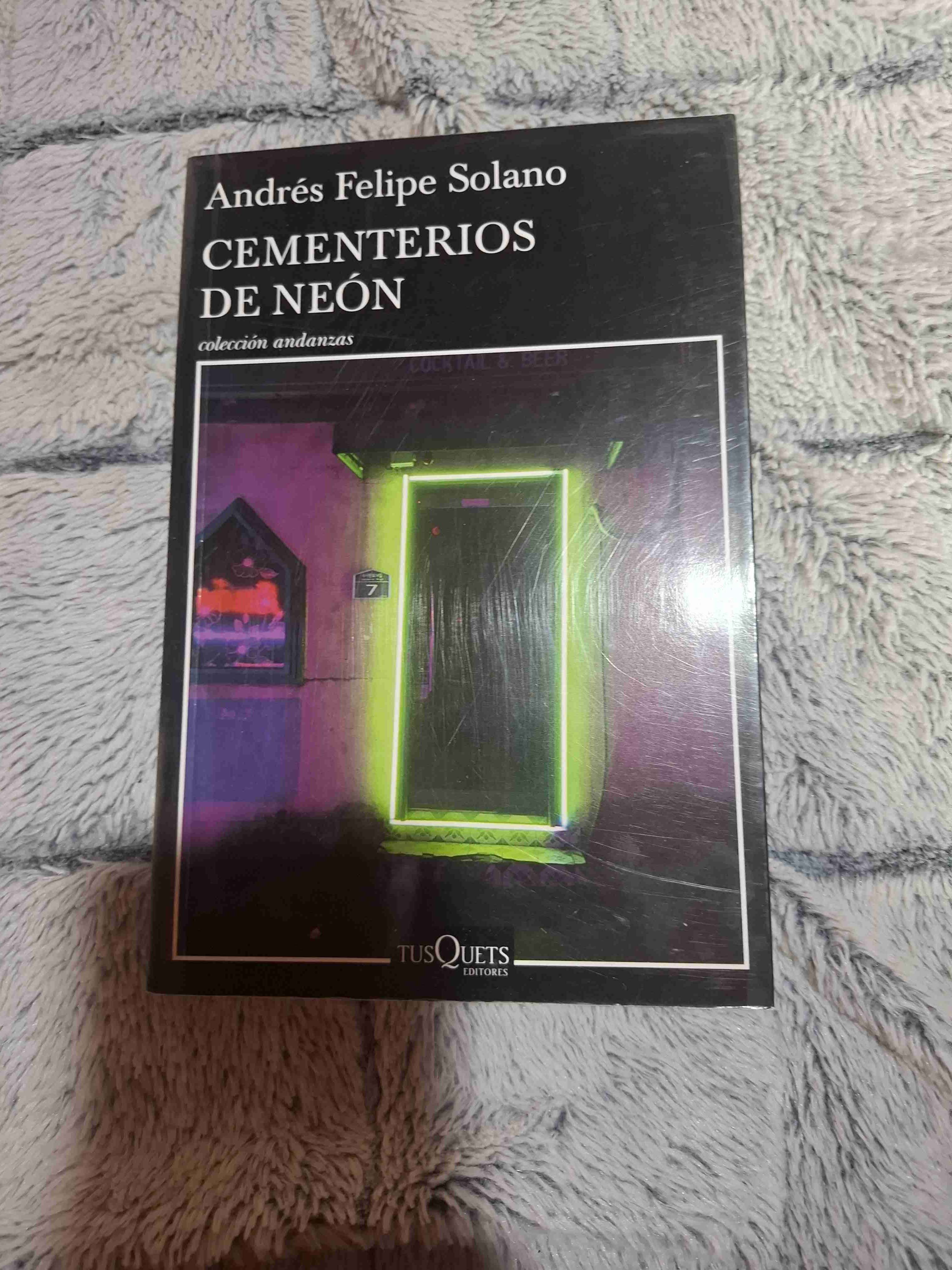 Libro 'Cementerios de Neón' - miniatura 1