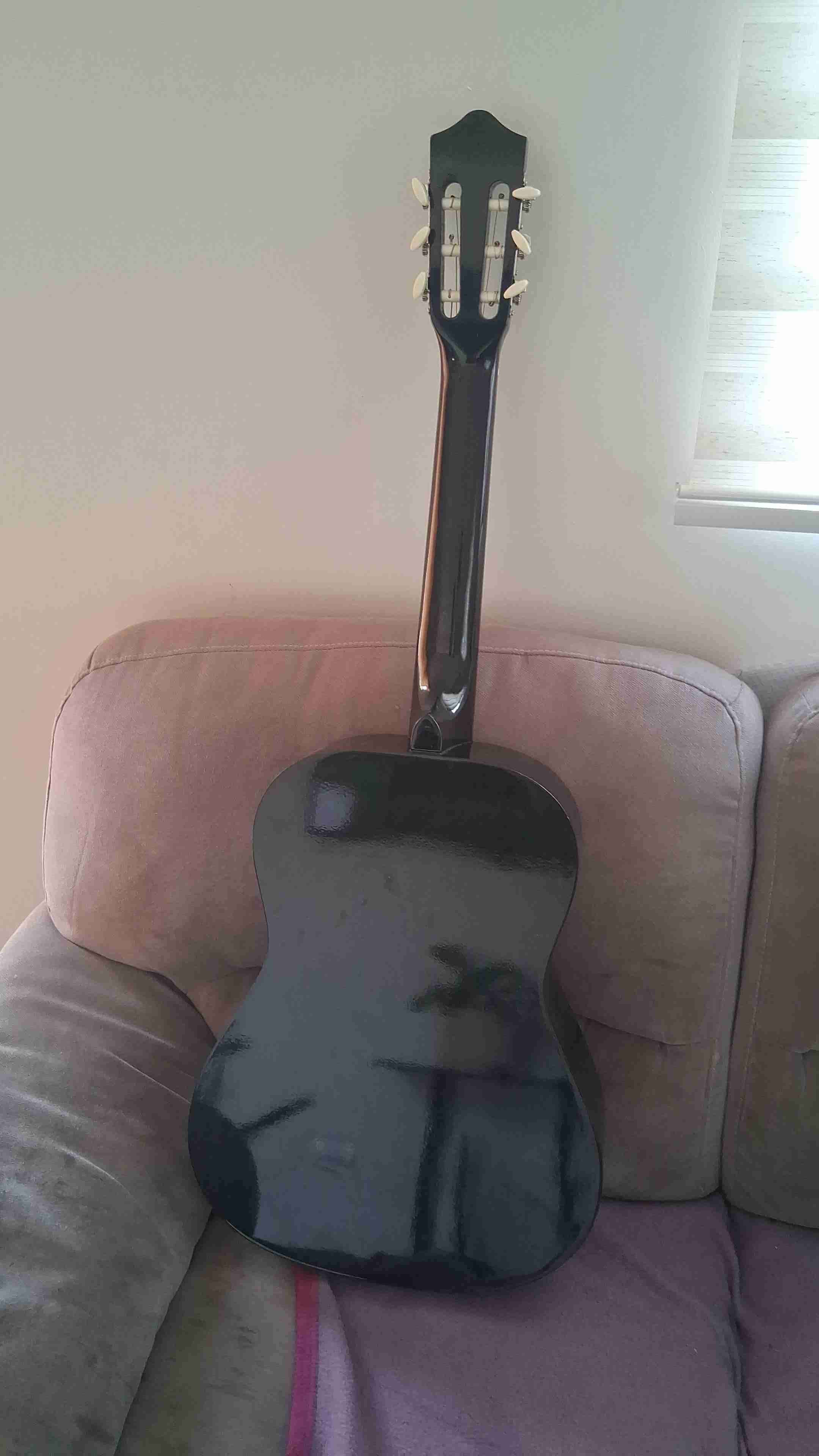 Guitarra acústica negra - miniatura 1