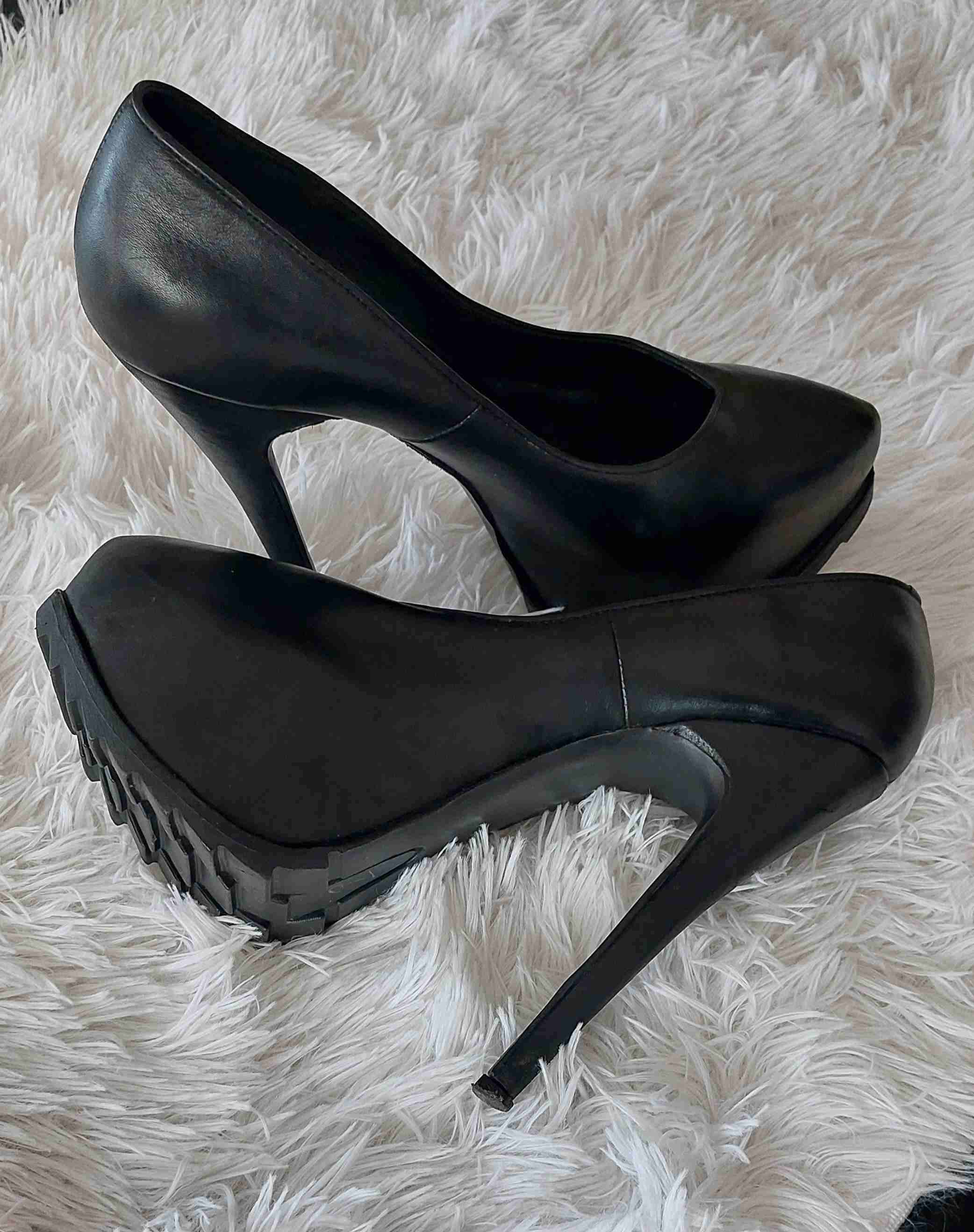 Zapatos de tacón negro elegante - miniatura 2
