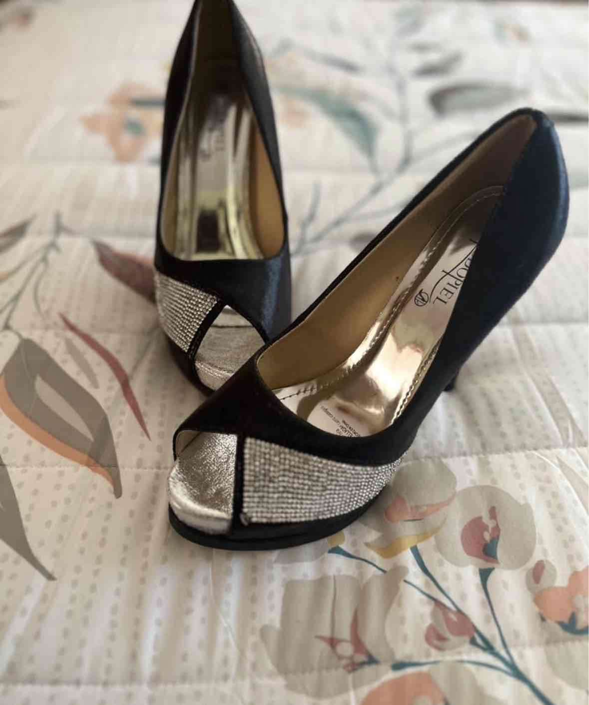 Tacones abiertos negros y plateados - miniatura 1