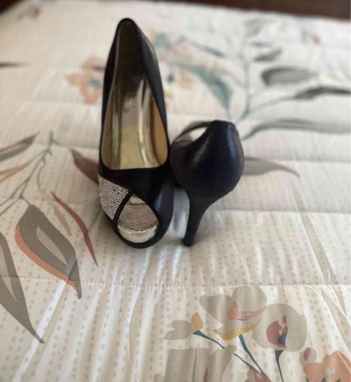 Tacones abiertos negros y plateados - miniatura 2