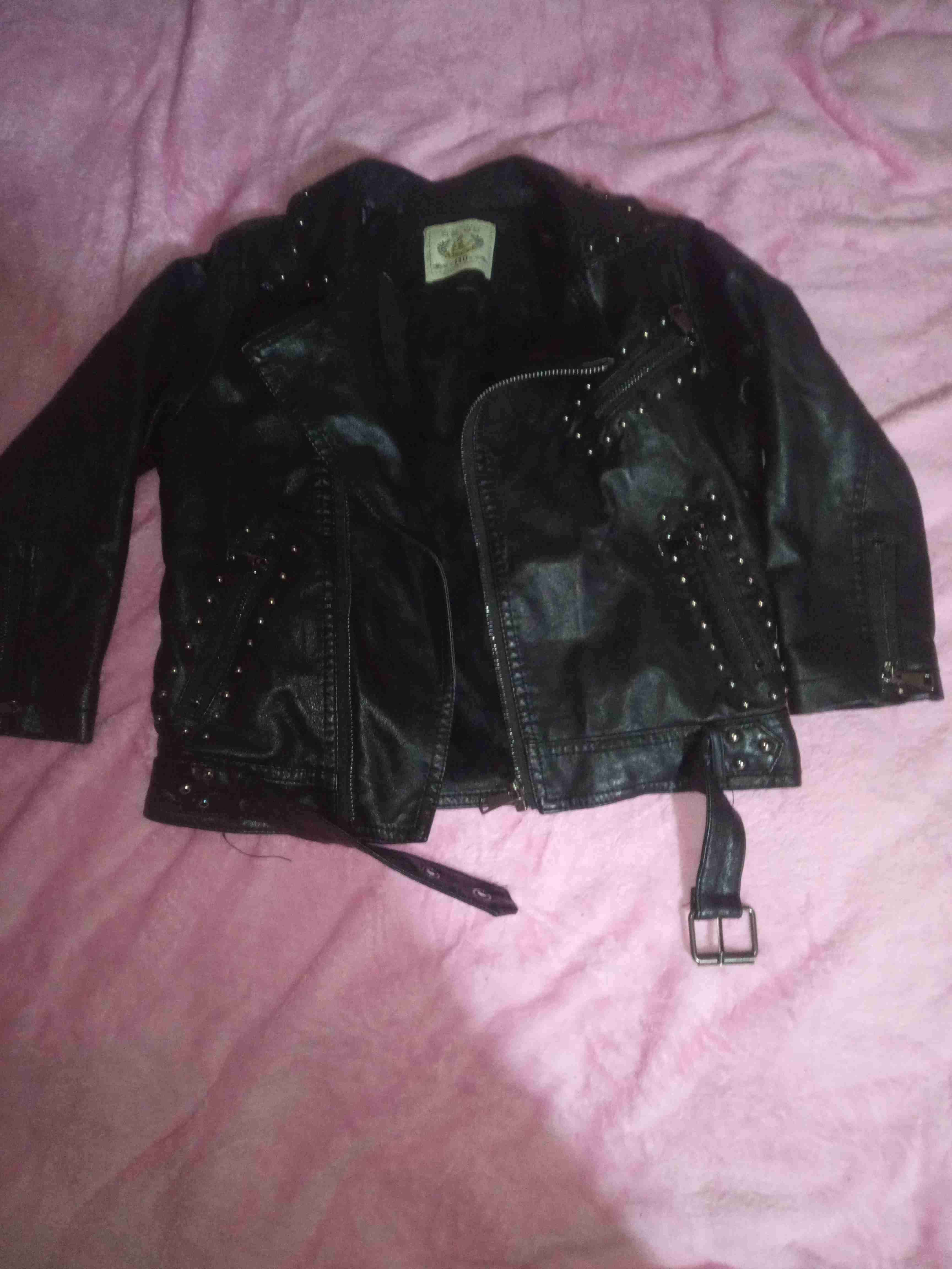 Chaqueta de cuero negra con tachas