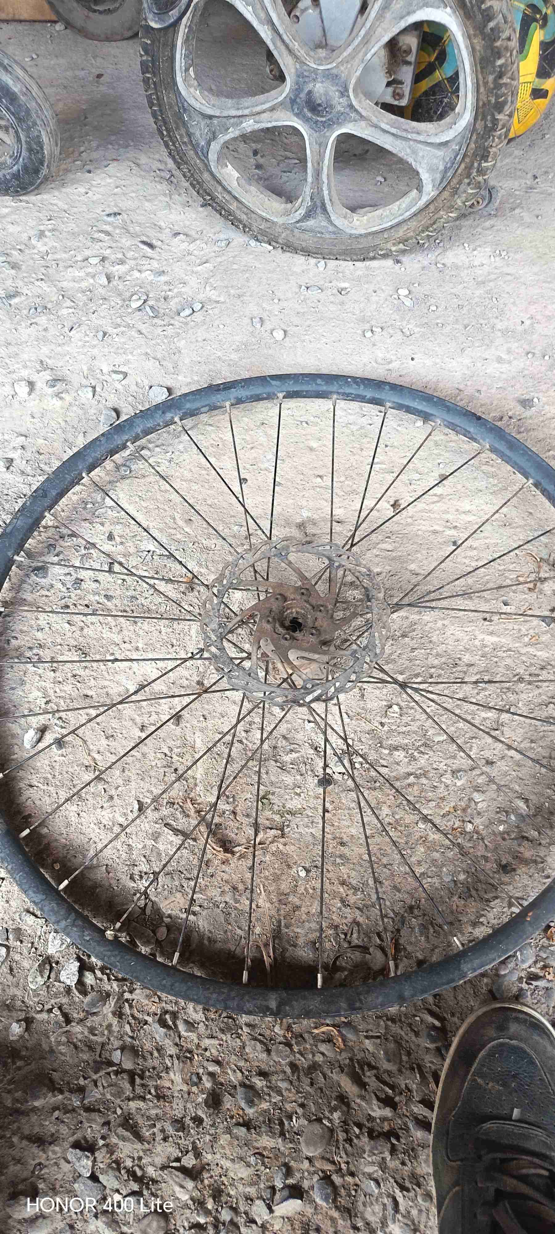 Rueda de bicicleta usada - miniatura 1