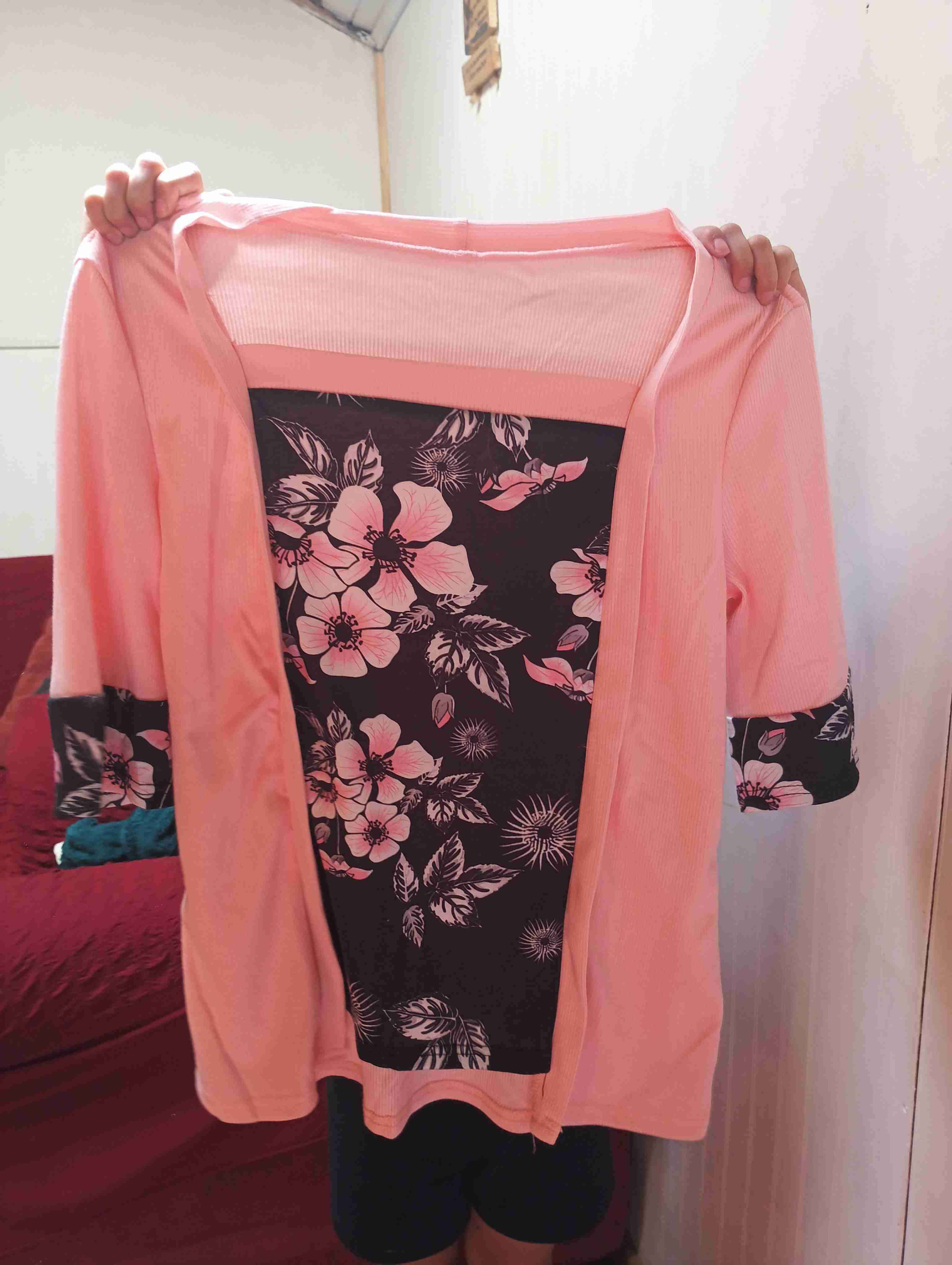 Polera rosa con estampado floral