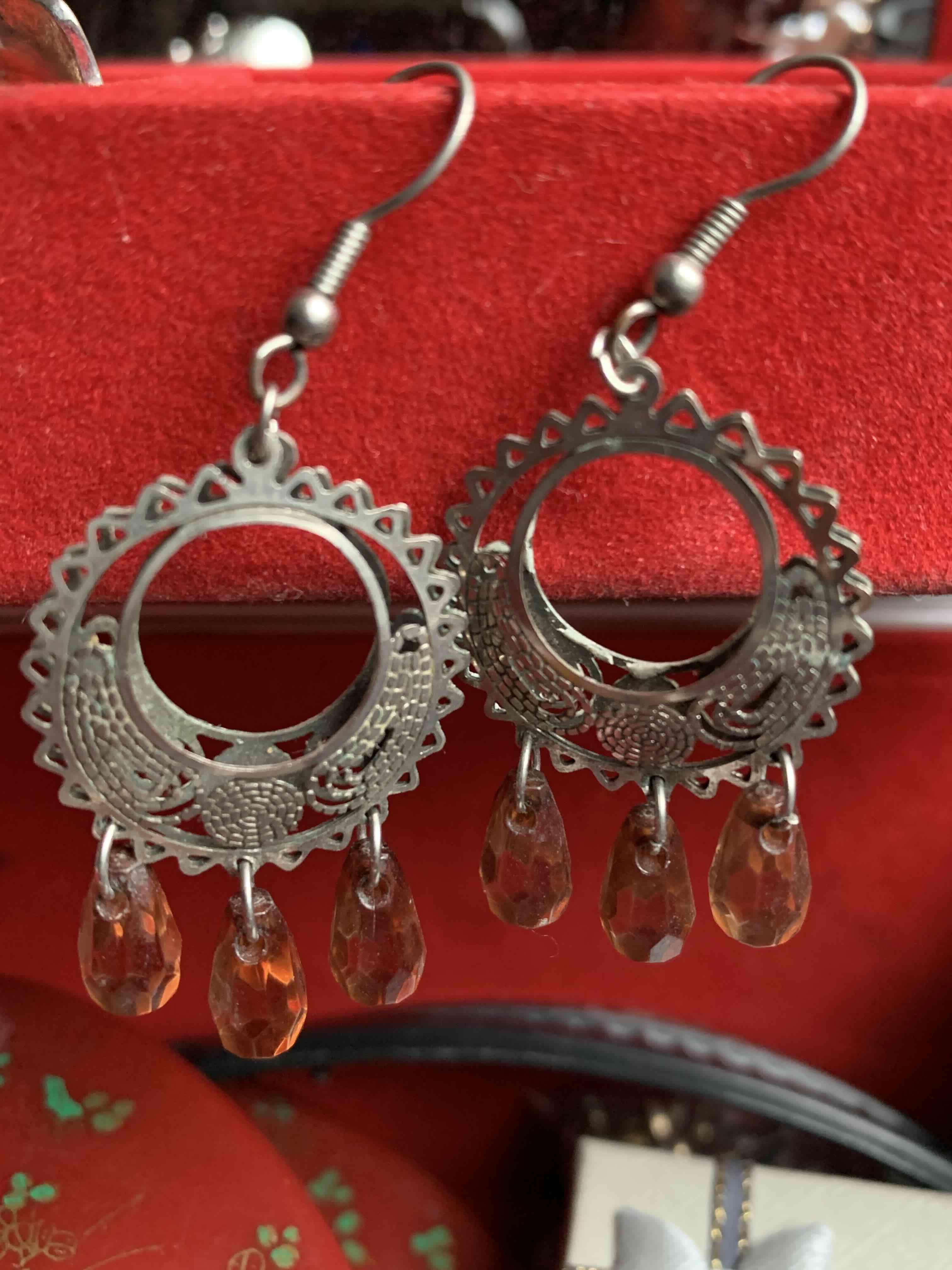 Aros colgantes con gotas ámbar