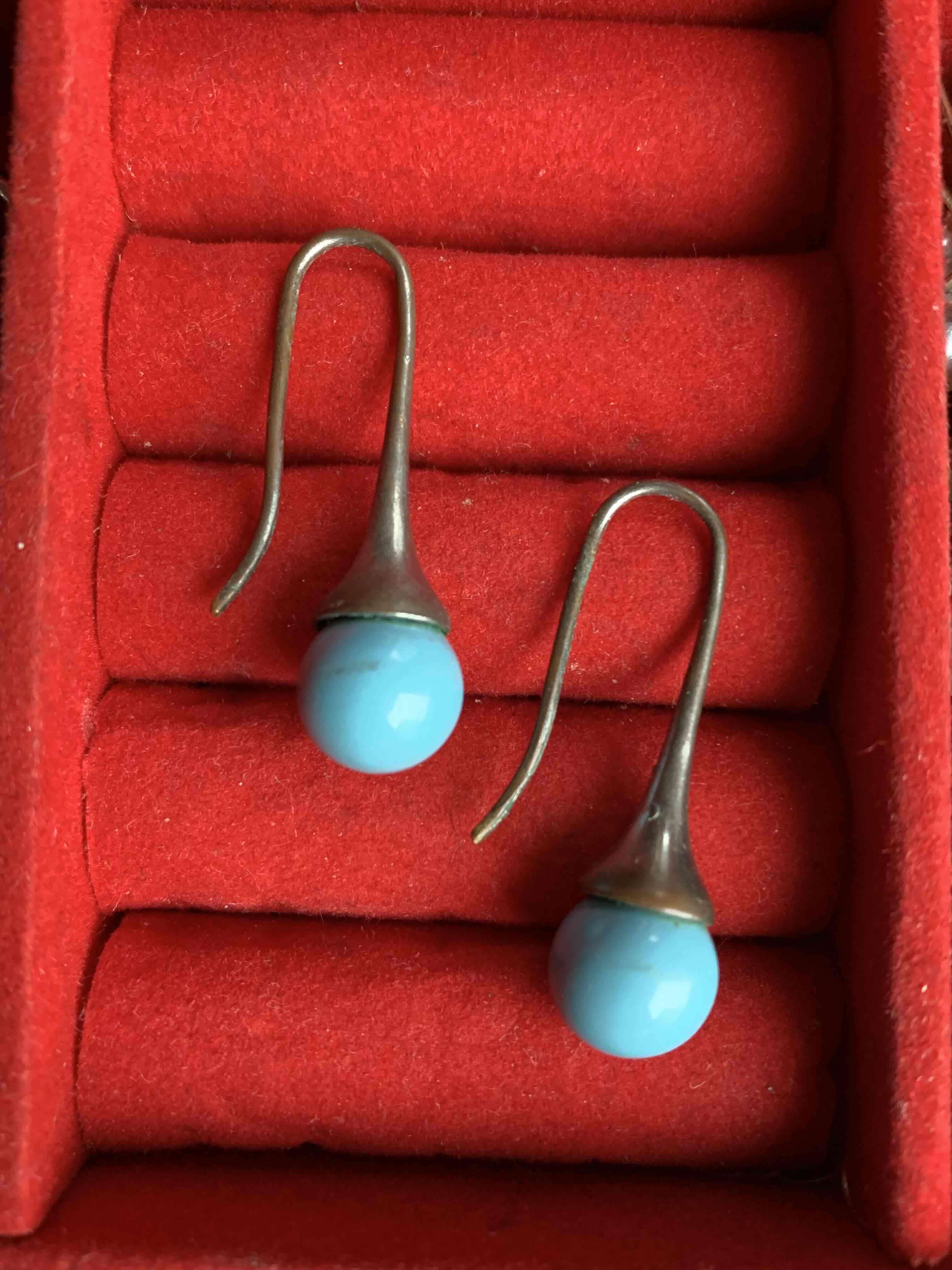 Aros colgantes con esferas turquesa